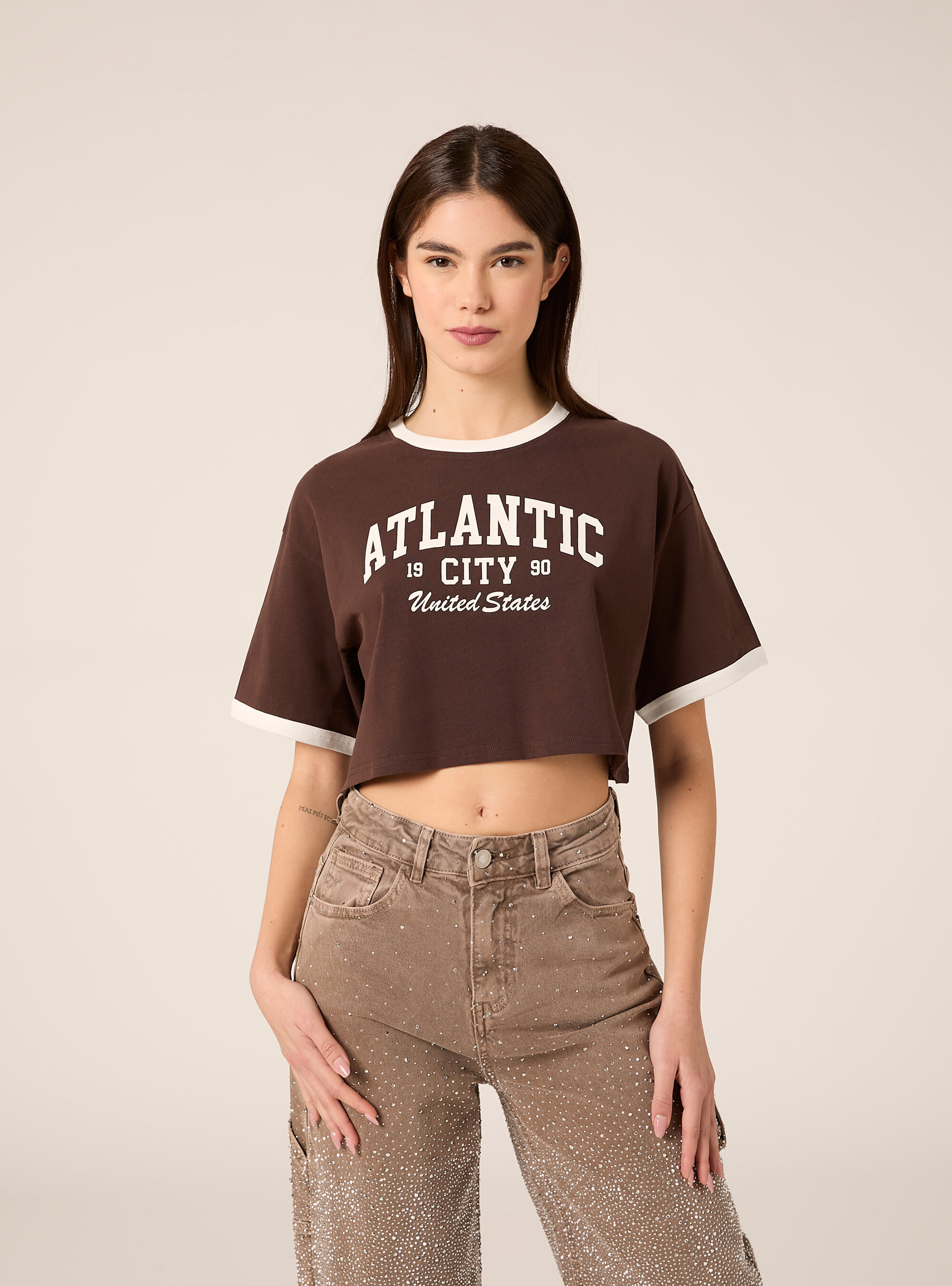 Maglietta cropped con stampa, MARRONE SCURO