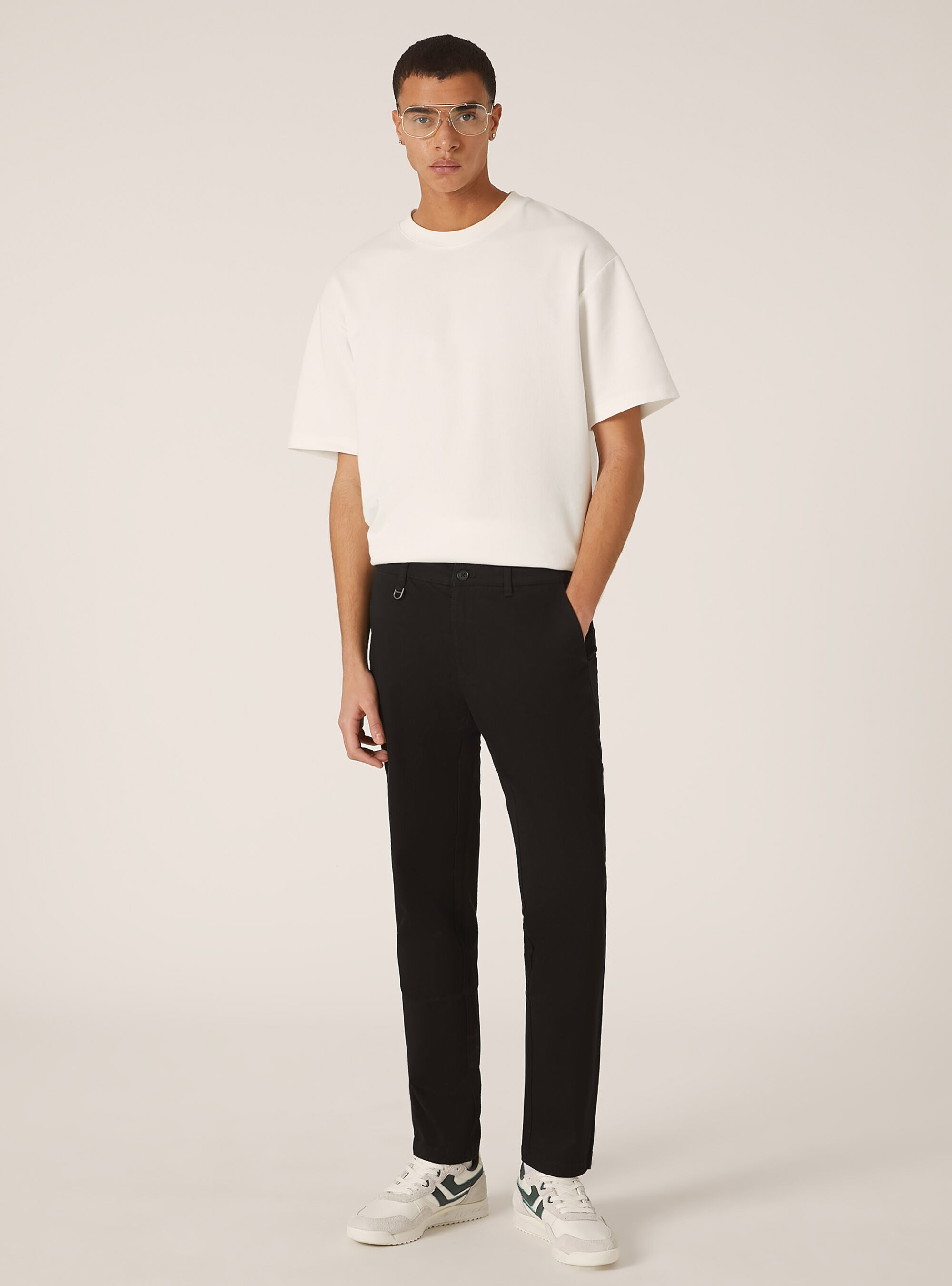 Pantalon chino stretch en serg&eacute; coupe skinny