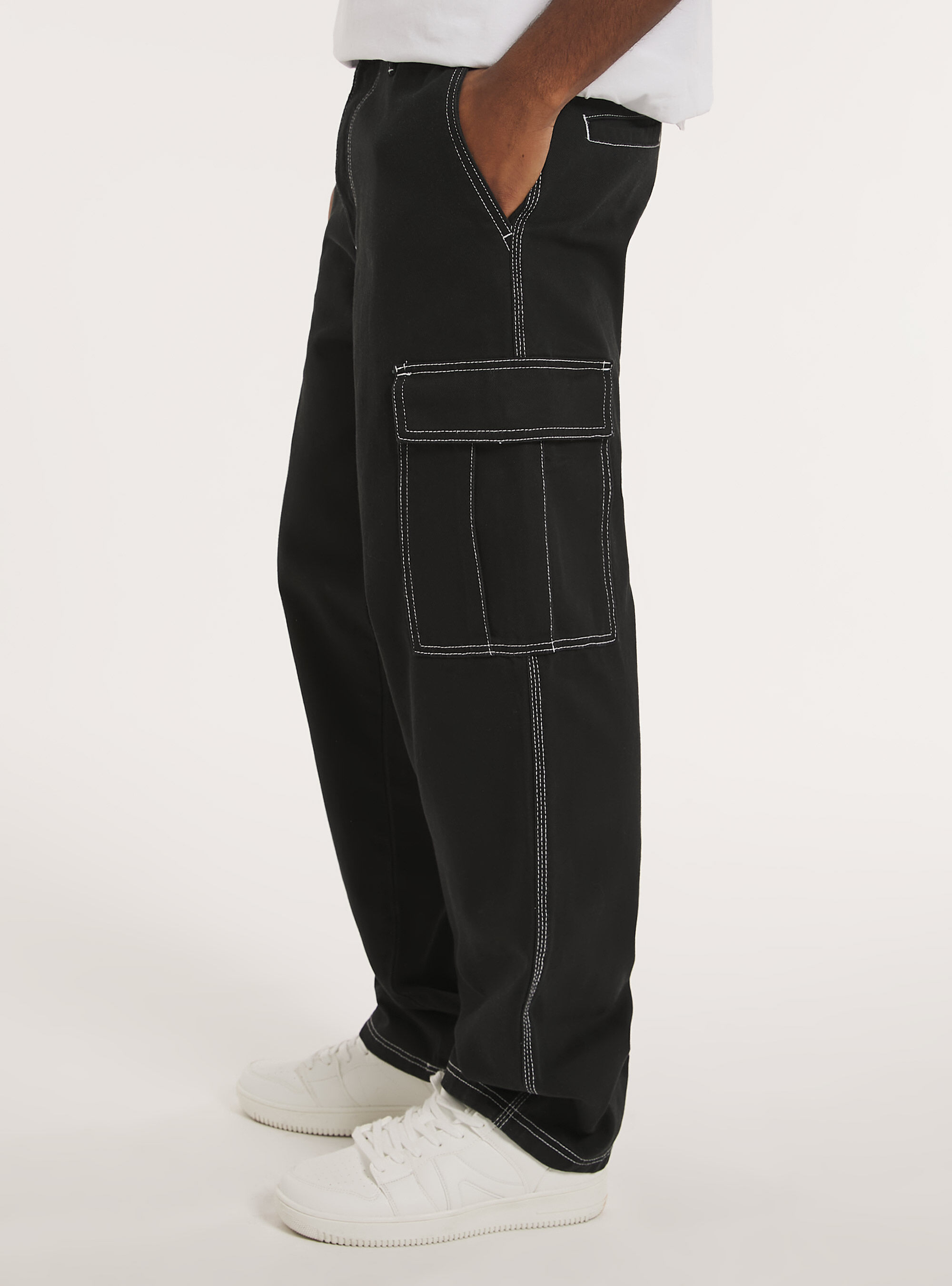 Pantalon cargo avec coutures contrast&eacute;es