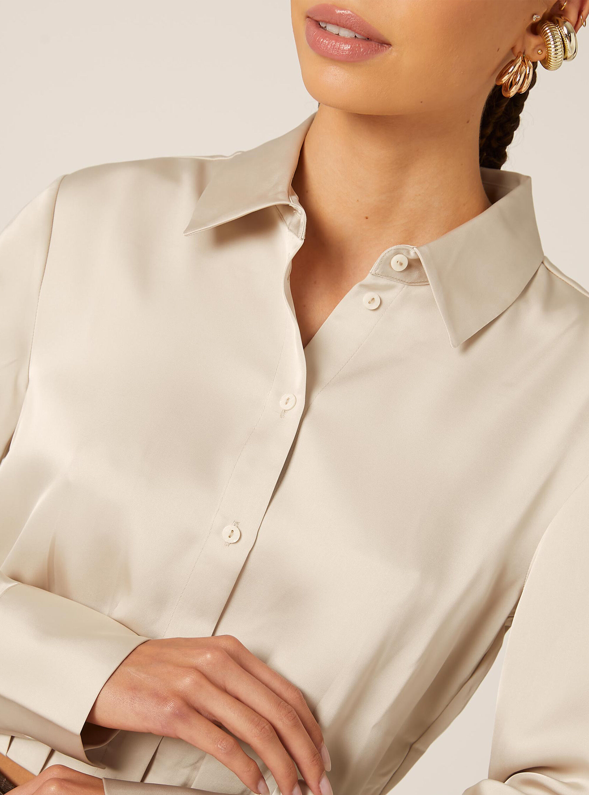 Chemise crois&eacute;e en satin
