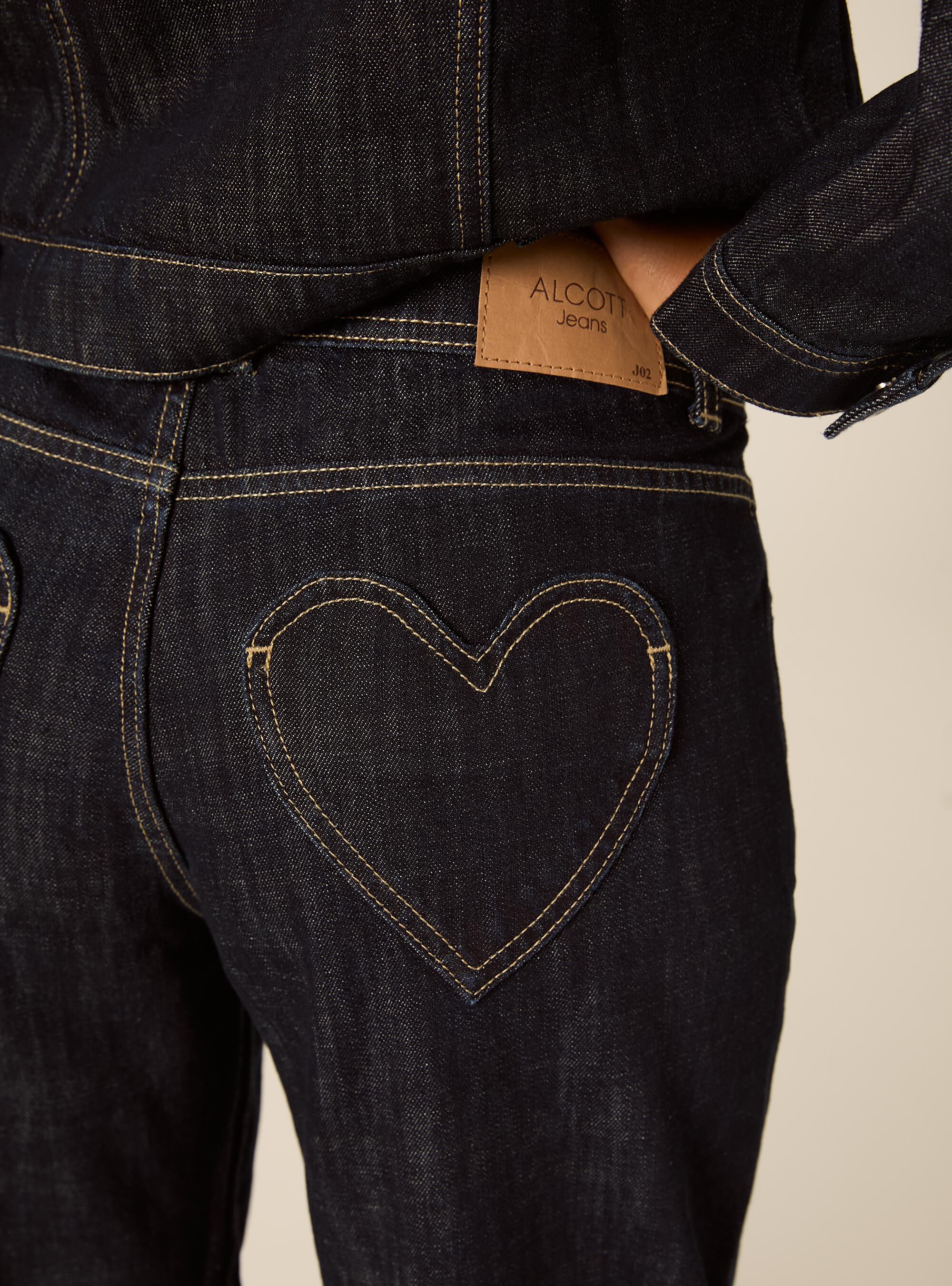 Vaqueros baggy anchos de denim oscuro con bolsillos de coraz&oacute;n