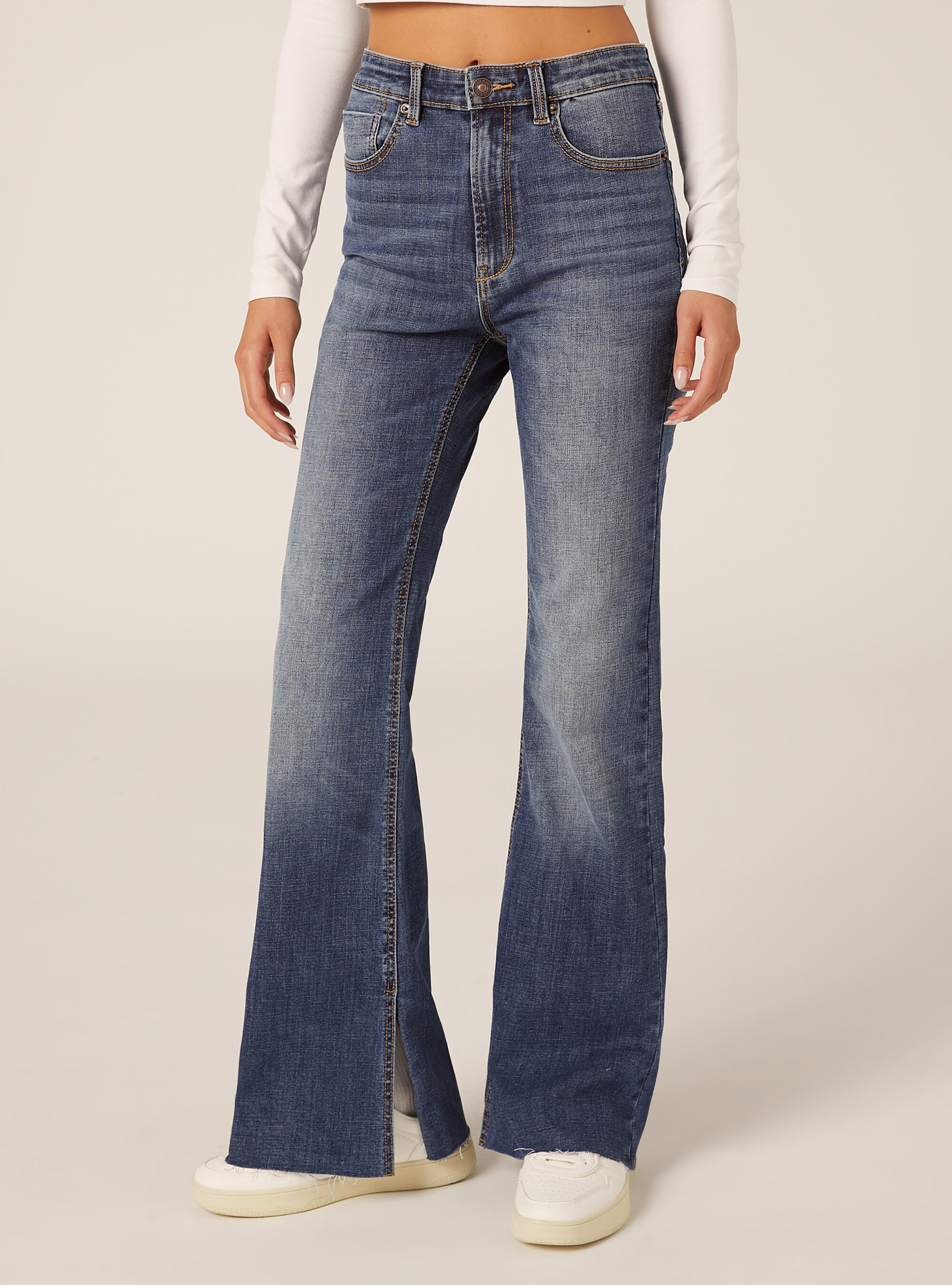 Jeans mit hoher Taille und ausgestelltem Bein