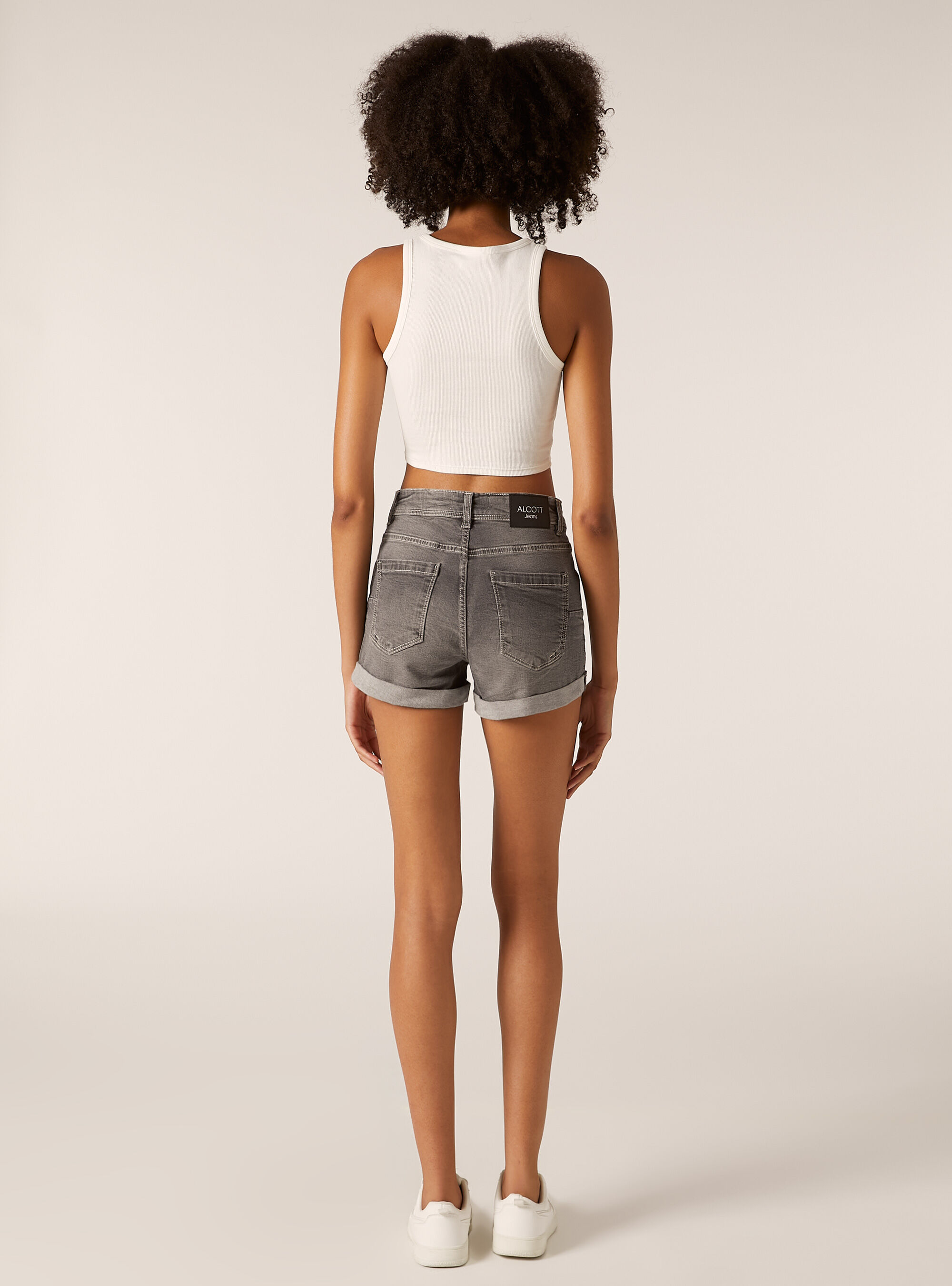 Pantal&oacute;n corto mom slim fit de denim el&aacute;stico, D00G GREY