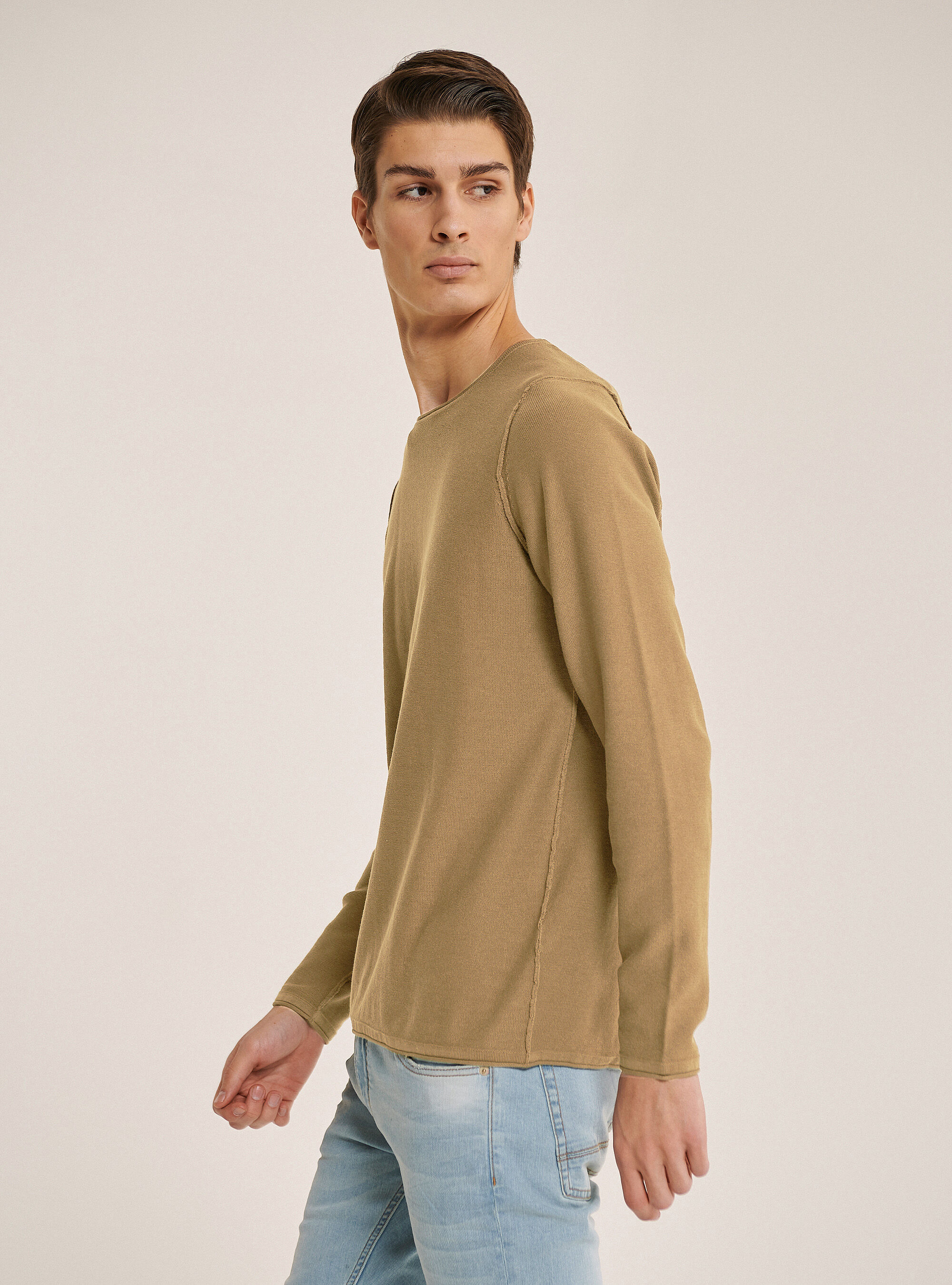 Pullover mit Rollkragen und Schnittkanten