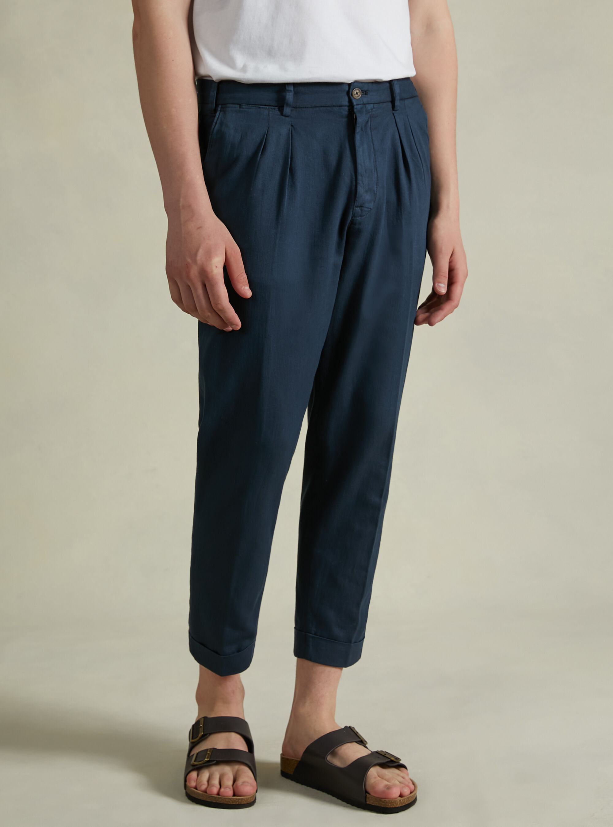 Pantalon chino en lin m&eacute;lang&eacute; avec pinces