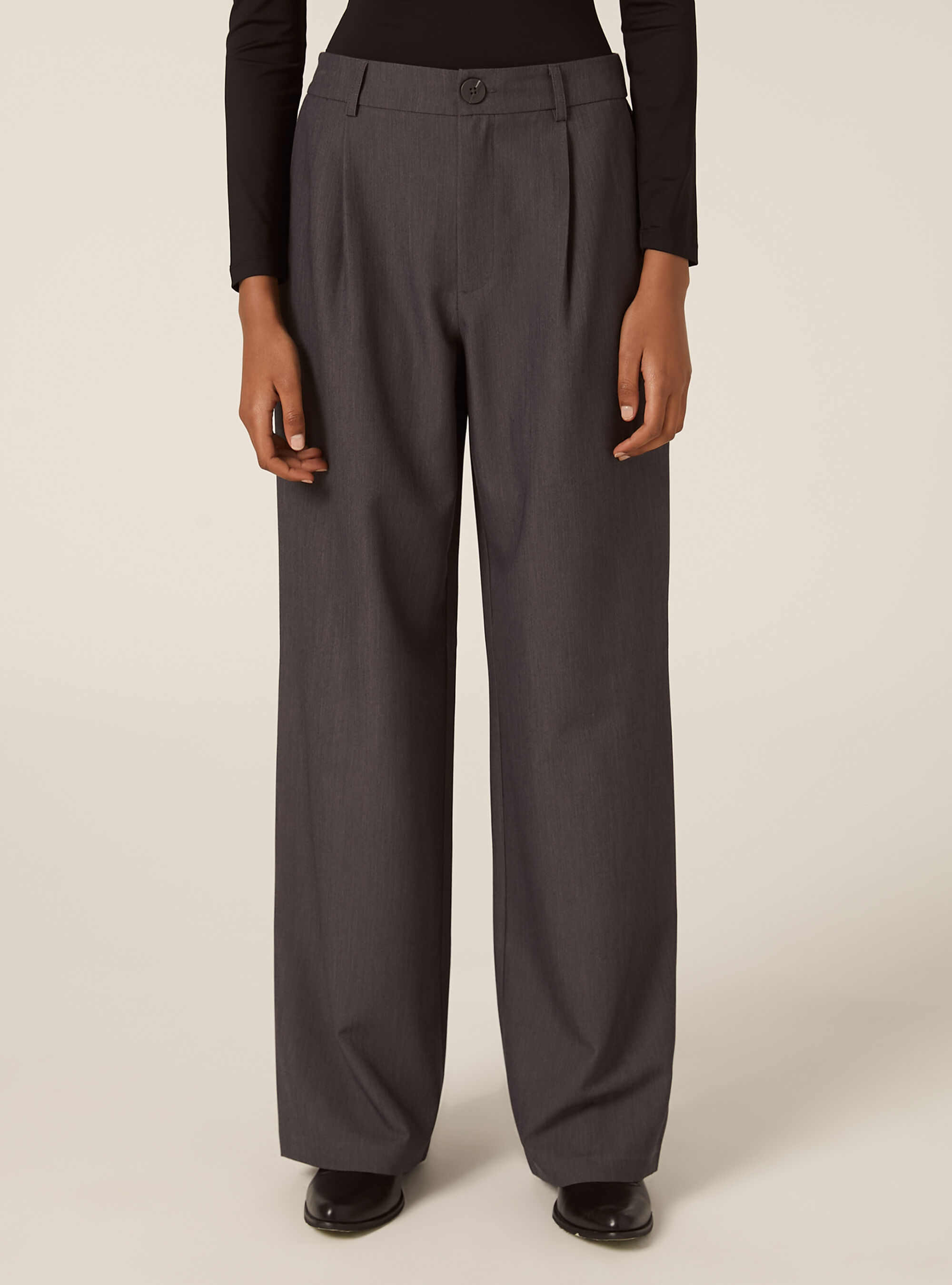 Pantalon ajust&eacute; avec pinces