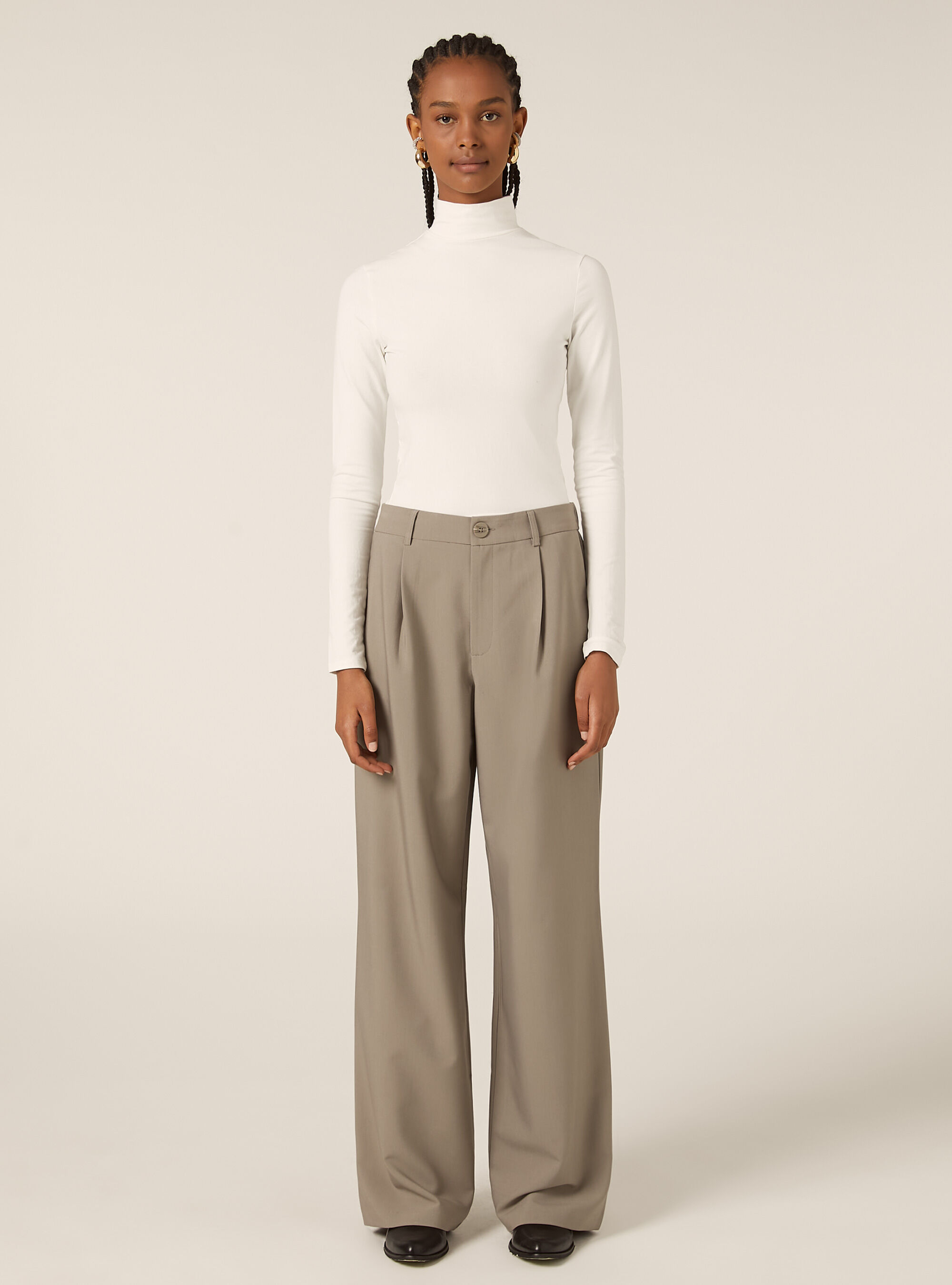 Pantalon ajust&eacute; avec pinces