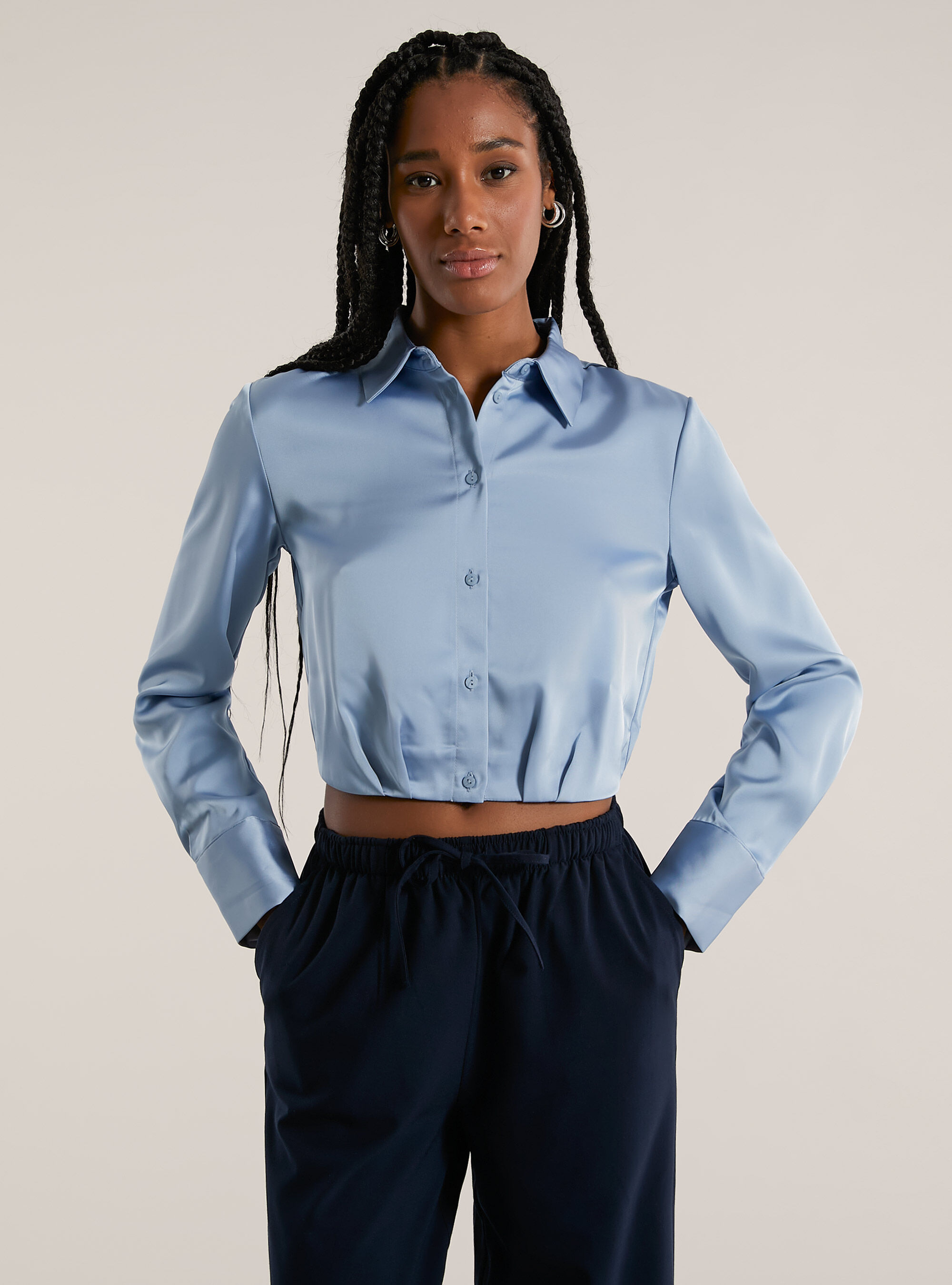 Chemise crois&eacute;e en satin