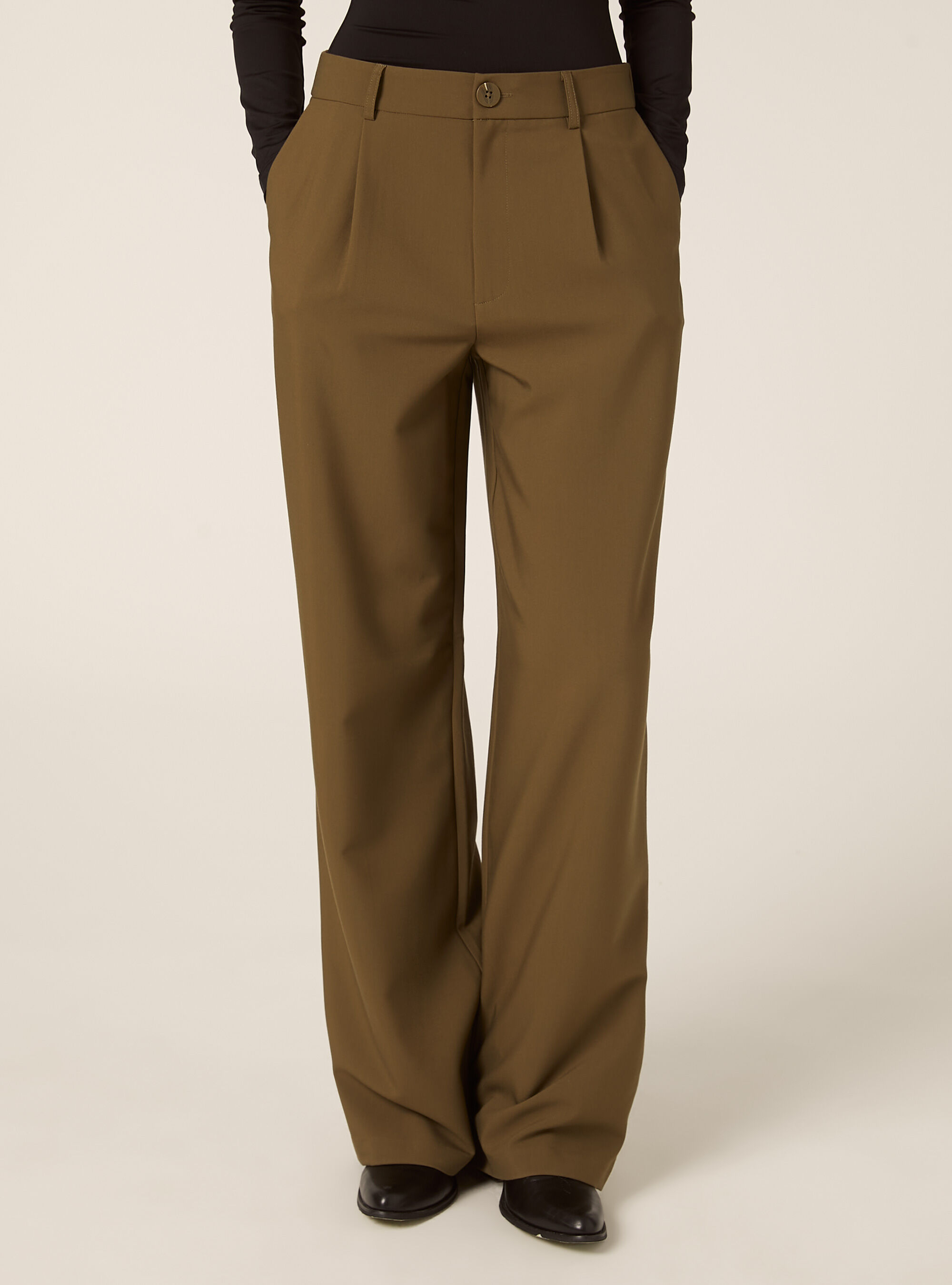 Pantalon ajust&eacute; avec pinces