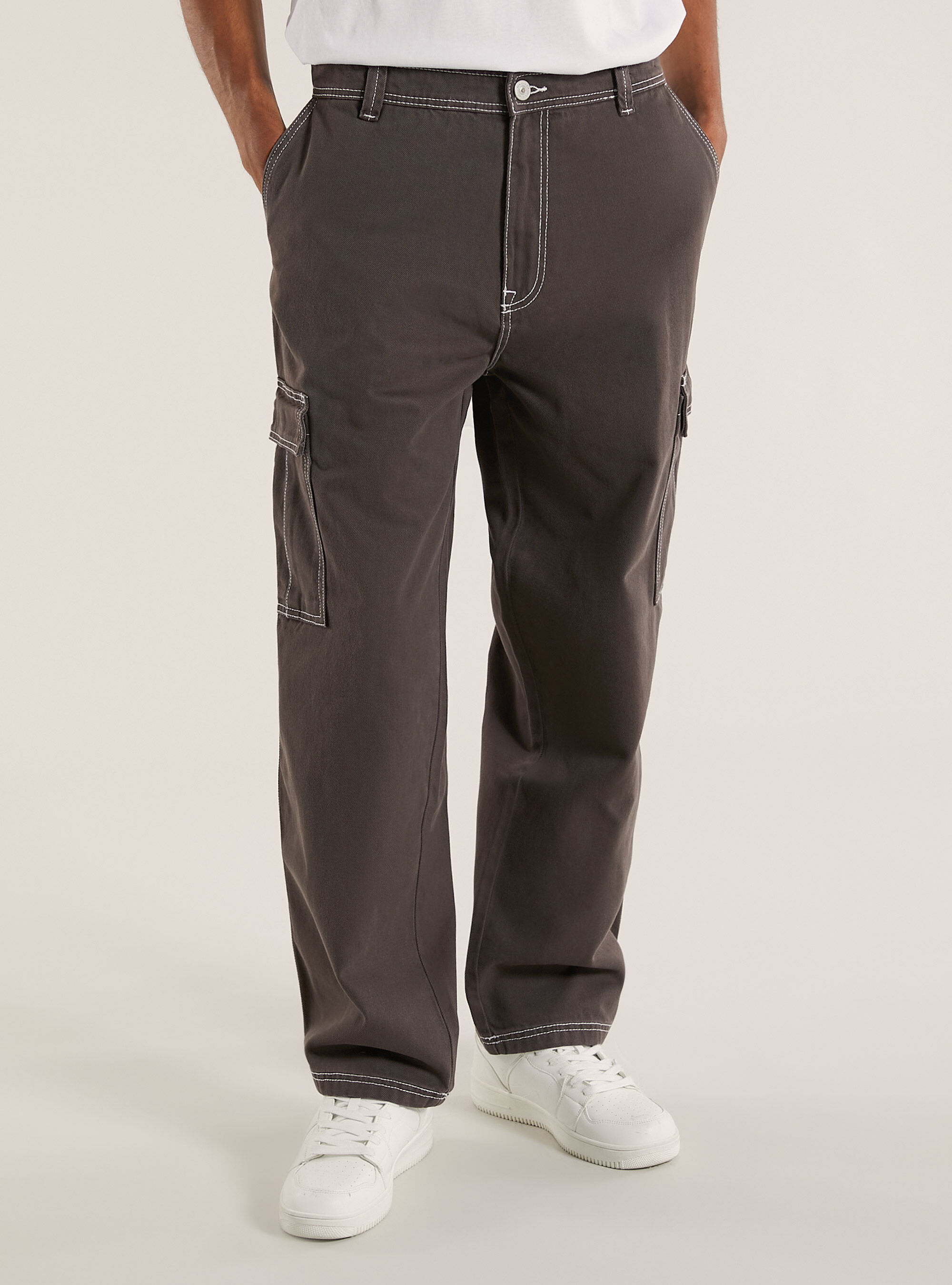 Pantalon cargo avec coutures contrast&eacute;es