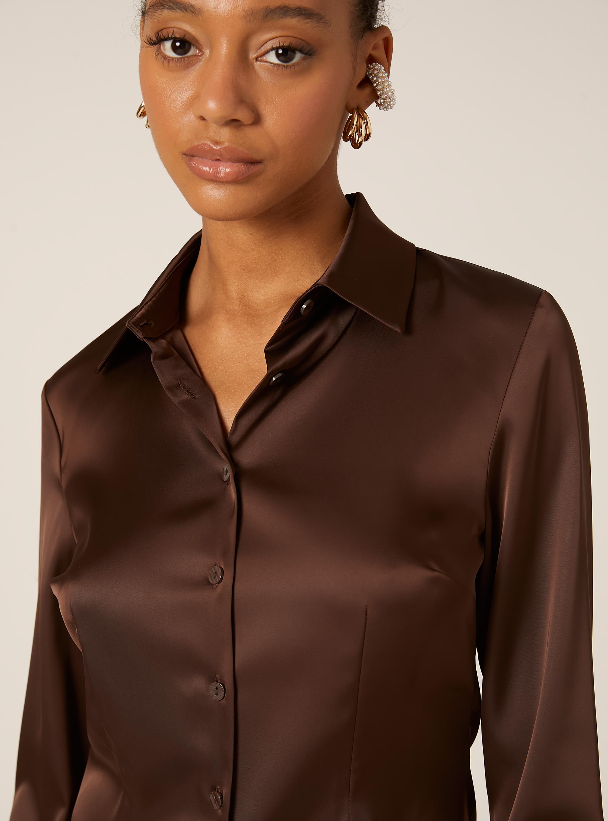 Chemise ajust&eacute;e en satin, BR2 BROWN MEDIUM