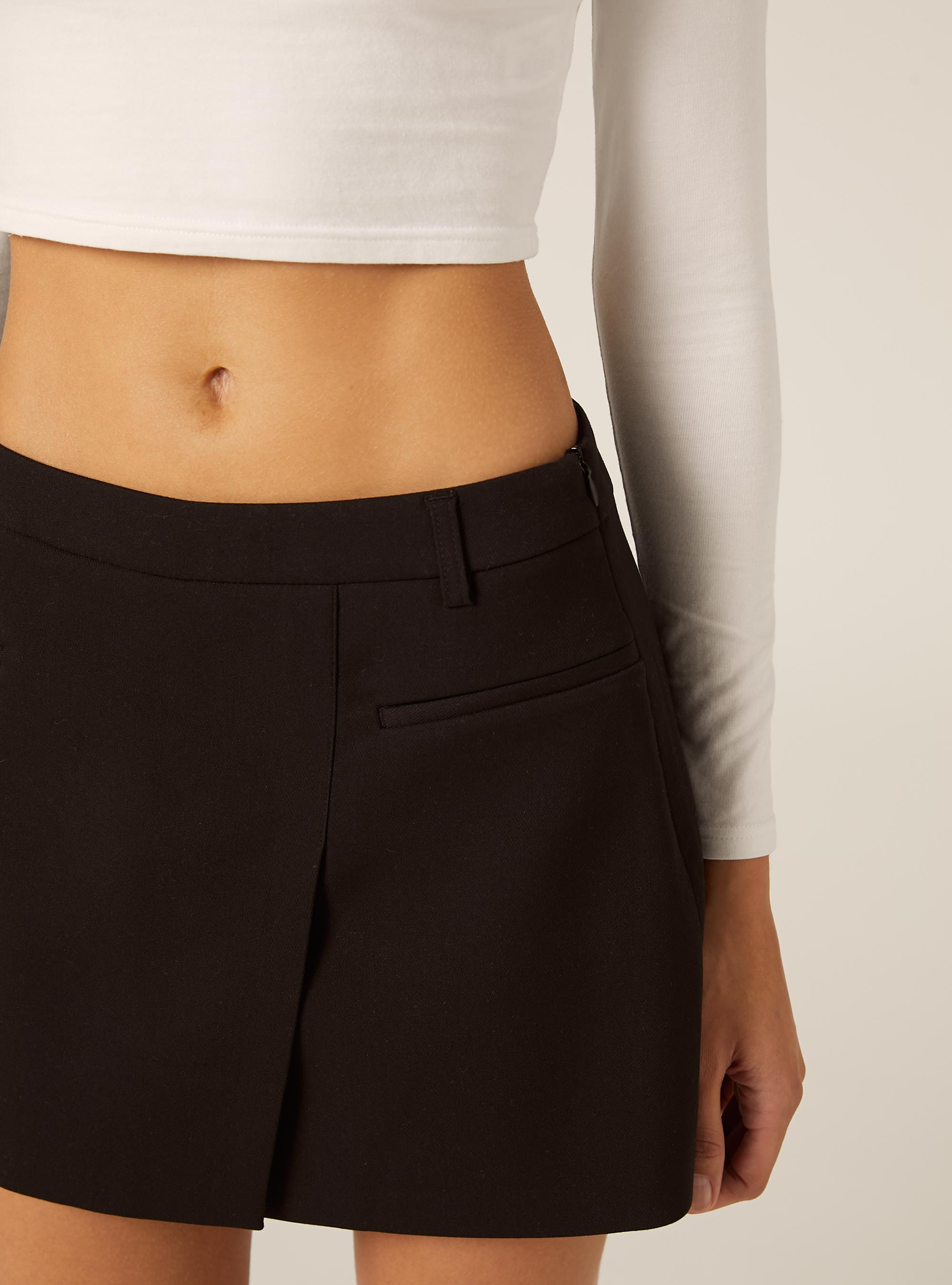 Jupe-short crois&eacute;e unie, BK1 BLACK