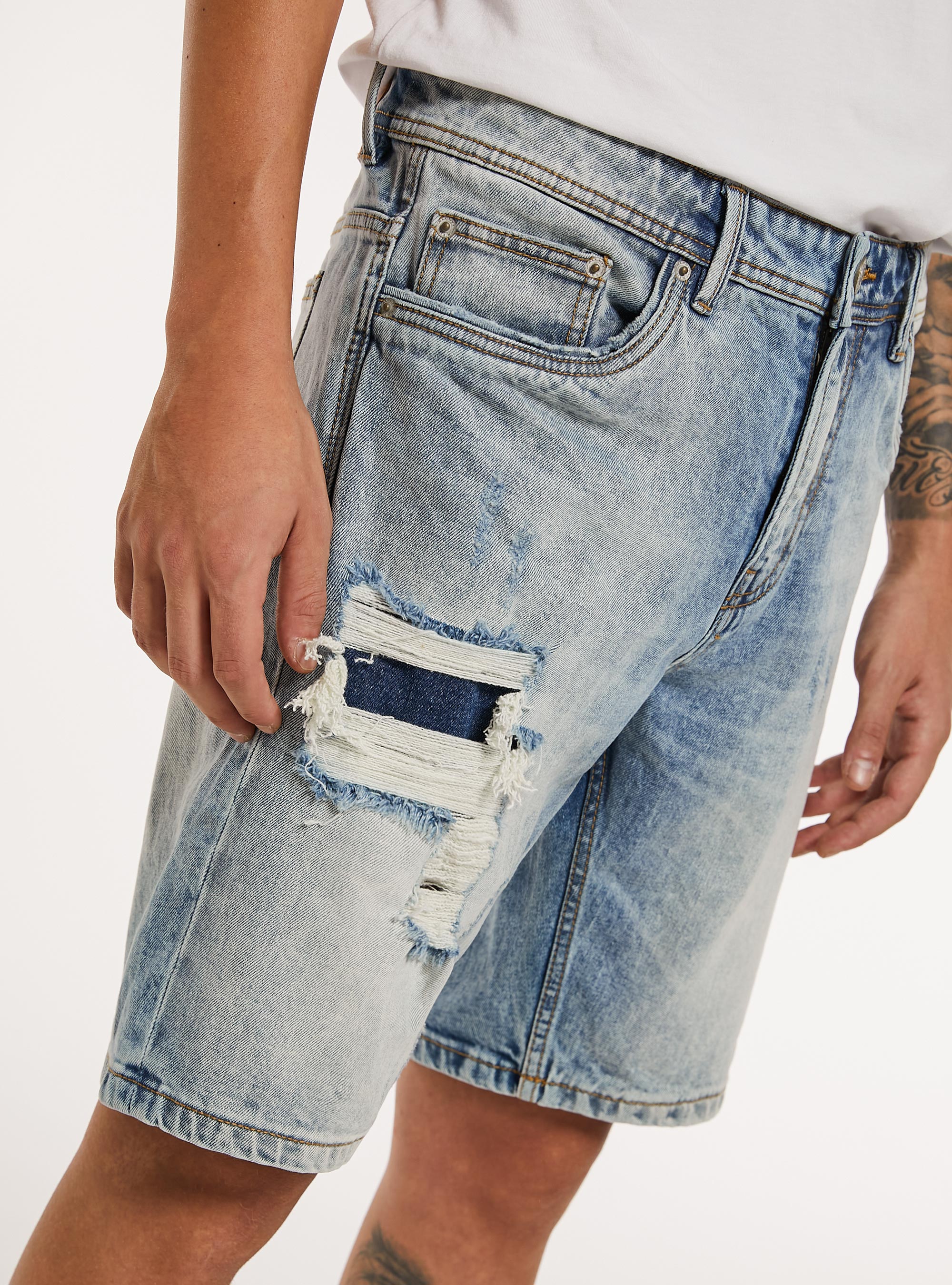 Slim Fit Stretch Denim Bermudas mit Rissen, D005 LIGHT BLUE