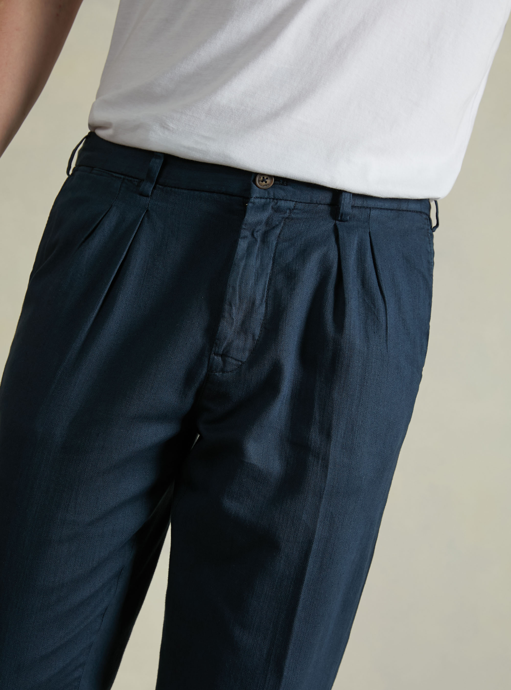 Pantalon chino en lin m&eacute;lang&eacute; avec pinces, NA2 NAVY MEDIUM