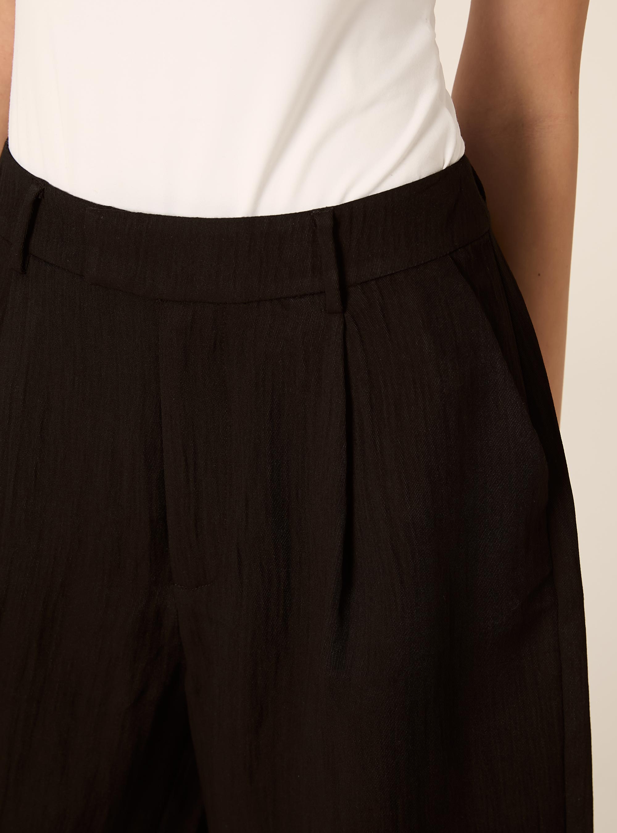 Bermuda ajust&eacute; en serg&eacute;, BK1 BLACK