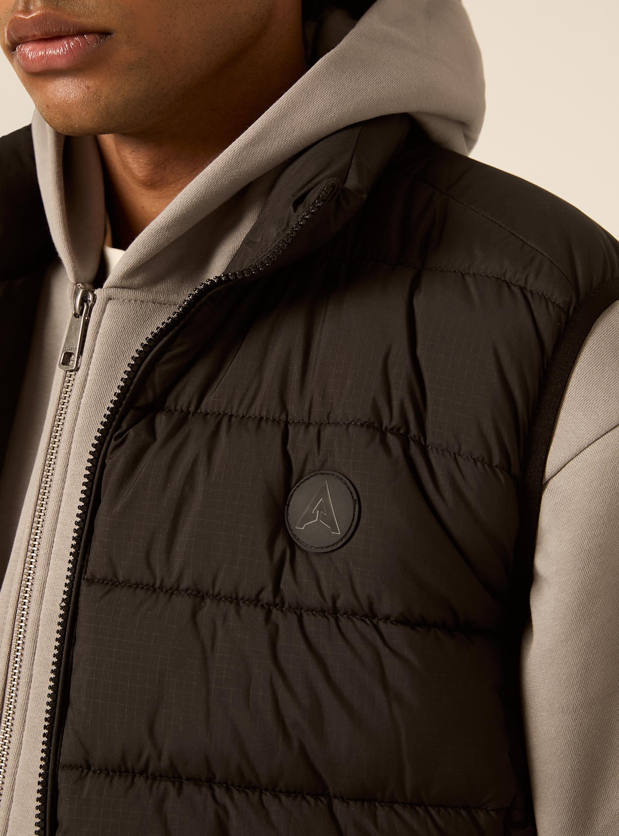 Basic solid padded gilet with patch, BK1 BLACK