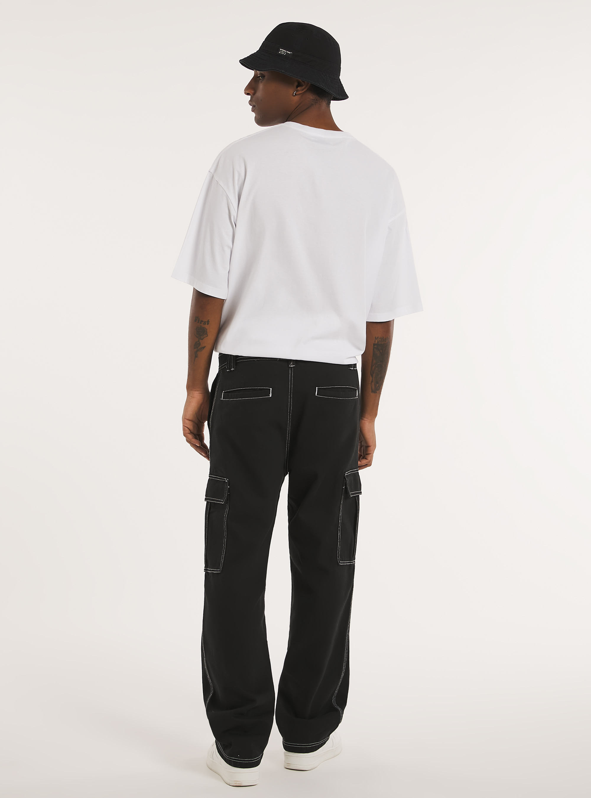 Pantalon cargo avec coutures contrast&eacute;es, BK1 BLACK