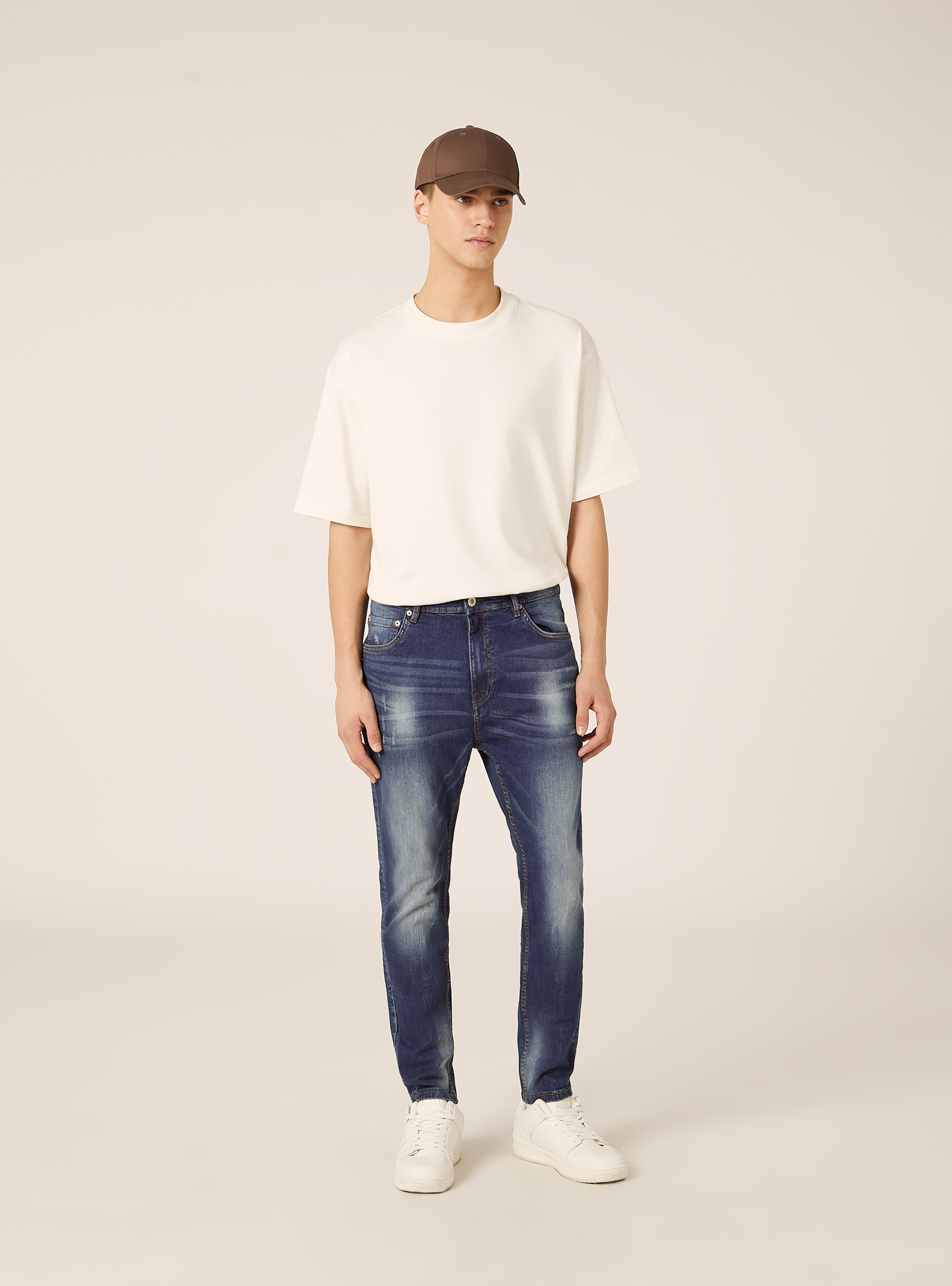 Jeans mit Karottenform aus Stretch-Denim, D002 MEDIUM DARK BLUE