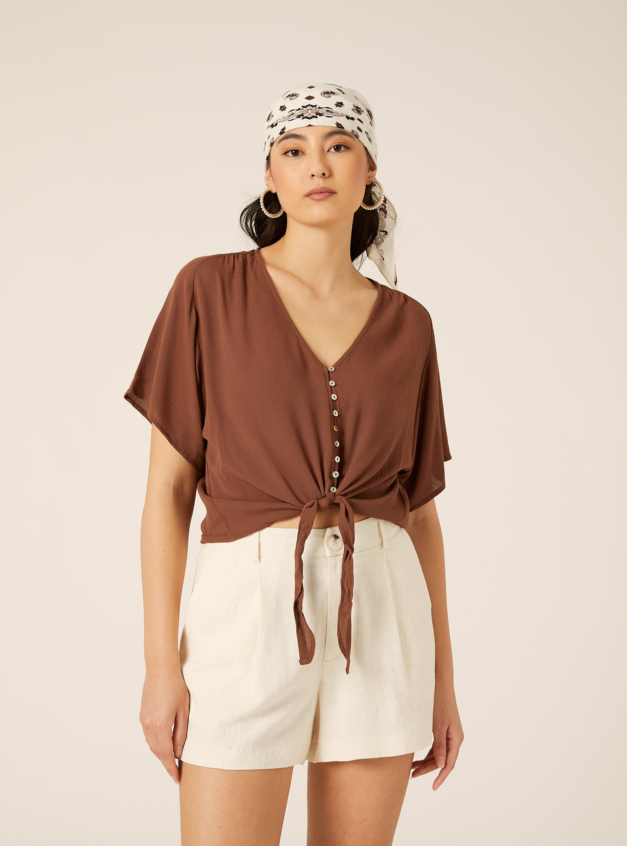 Camicia scollo a v tinta unita e nodo in vita, MARRONE MEDIO
