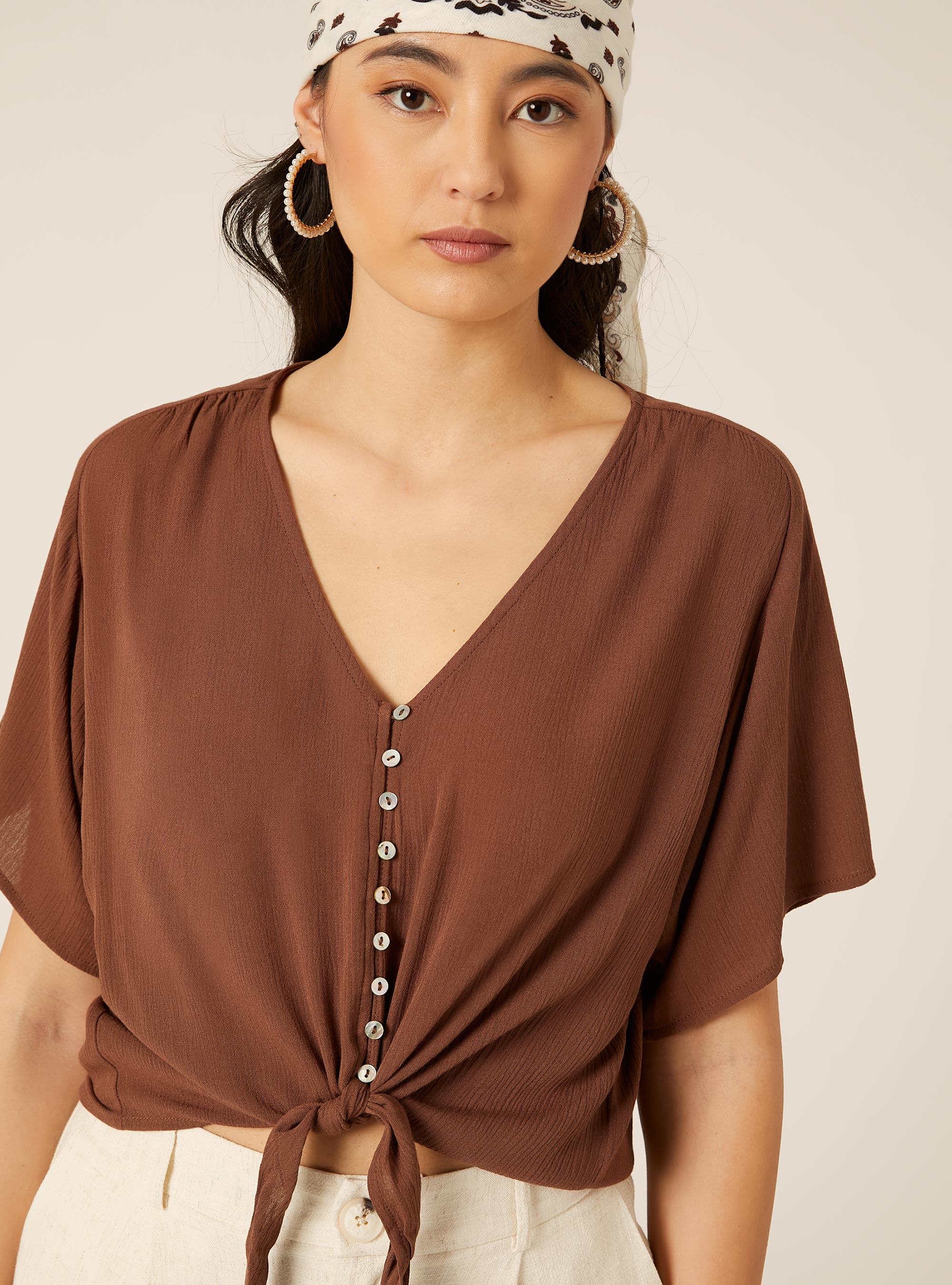 Camicia scollo a v tinta unita e nodo in vita, MARRONE MEDIO