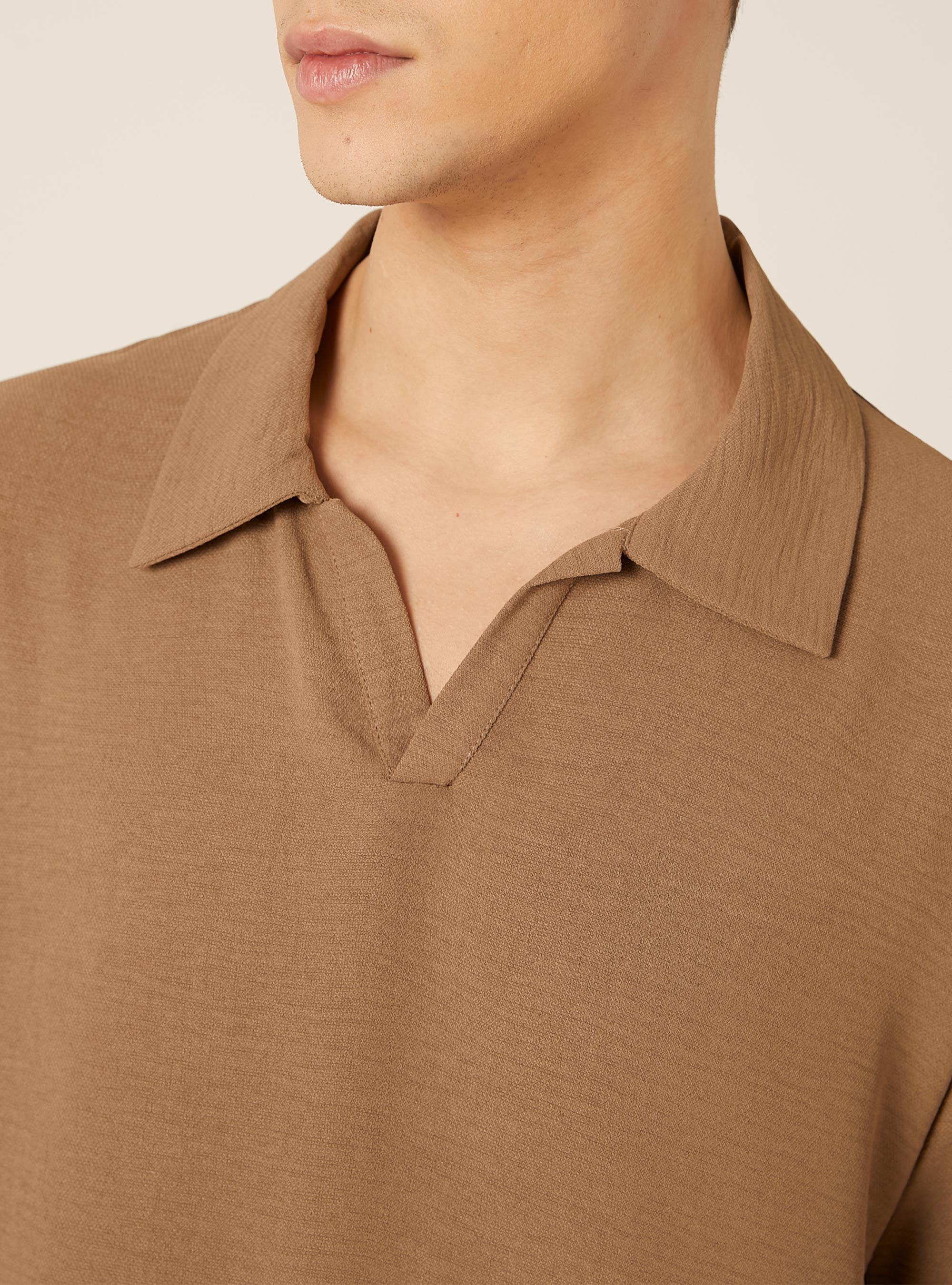 Polo b&aacute;sico de crep&eacute;, BR2 BROWN MEDIUM