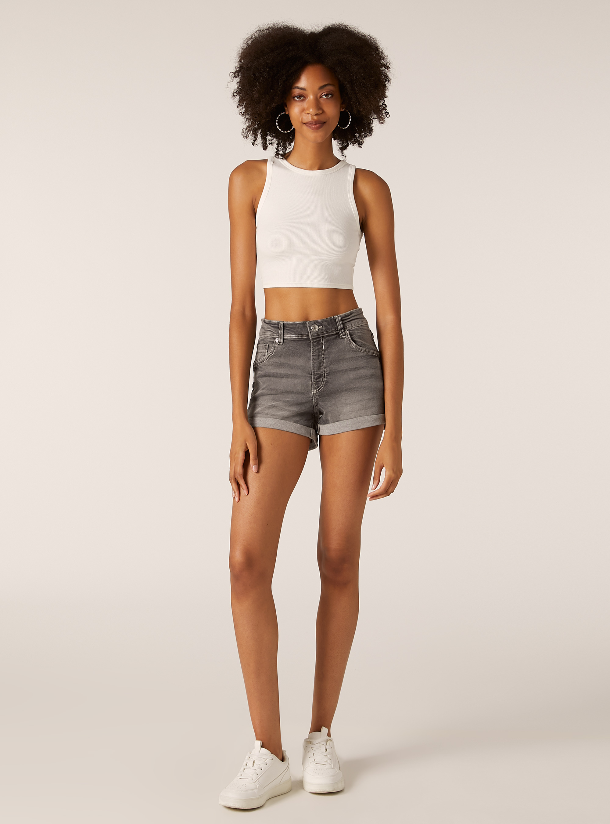 Pantal&oacute;n corto mom slim fit de denim el&aacute;stico, D00G GREY