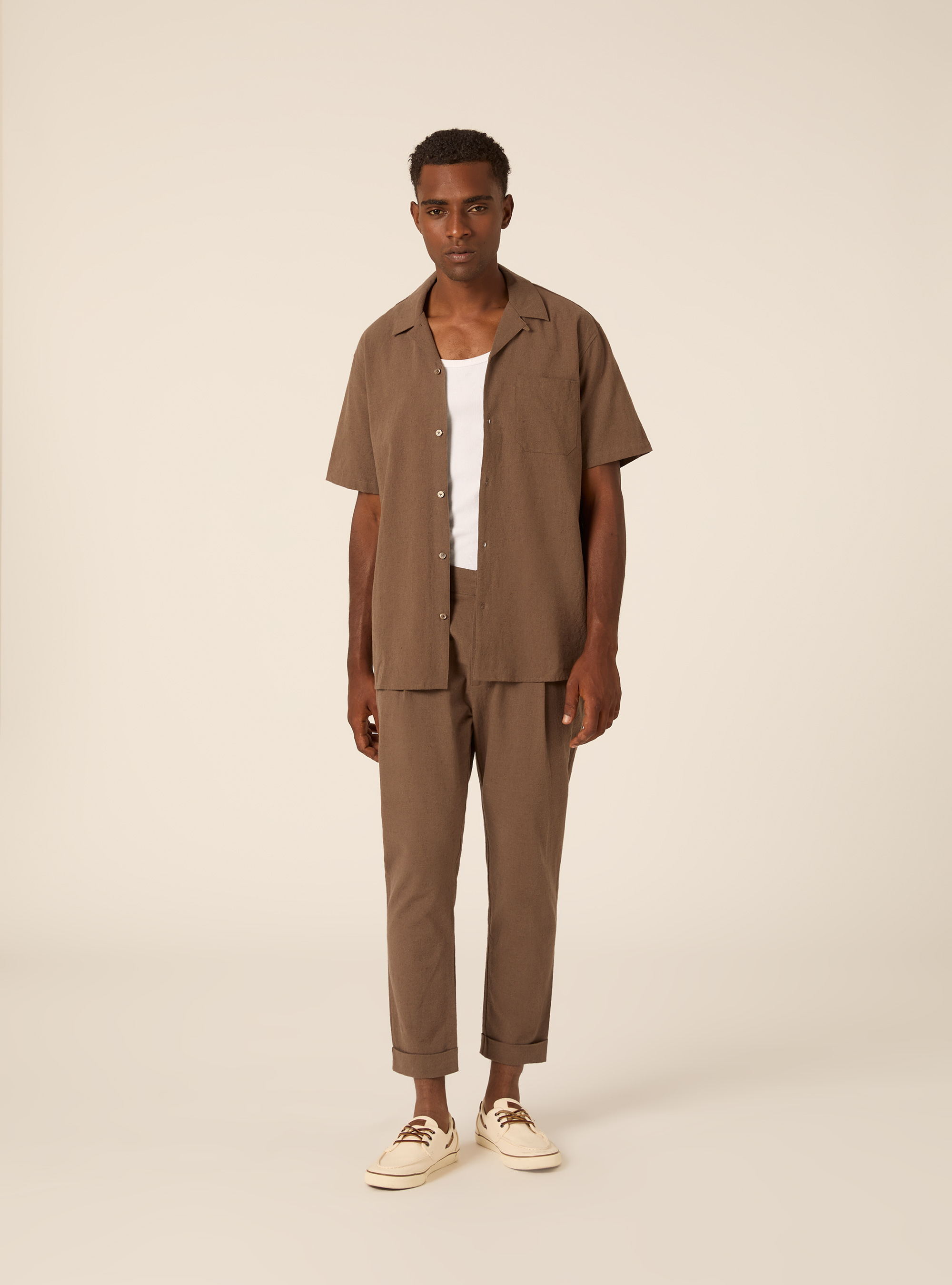 Pantalones Cropped Slim Fit con Pinzas, MBR2 BROWN MEL MED