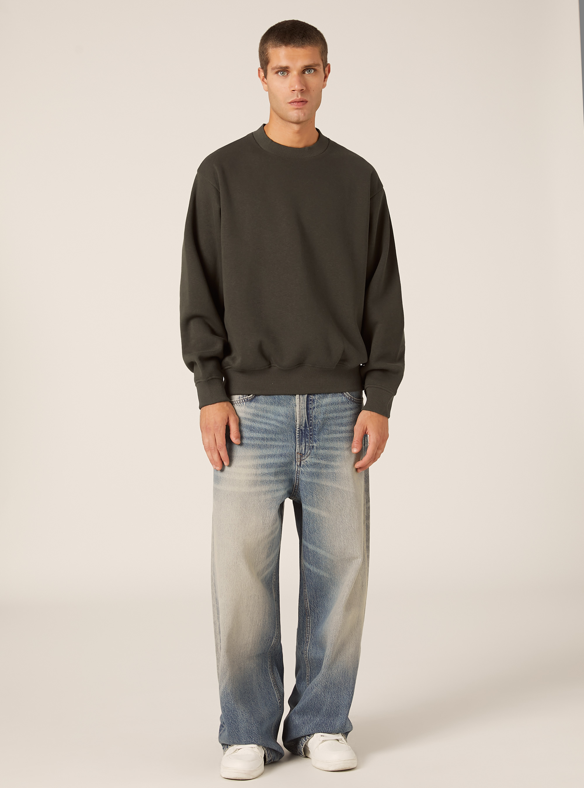 Sweat-shirt &agrave; col rond et coupe carr&eacute;e, KY1 KAKY DARK