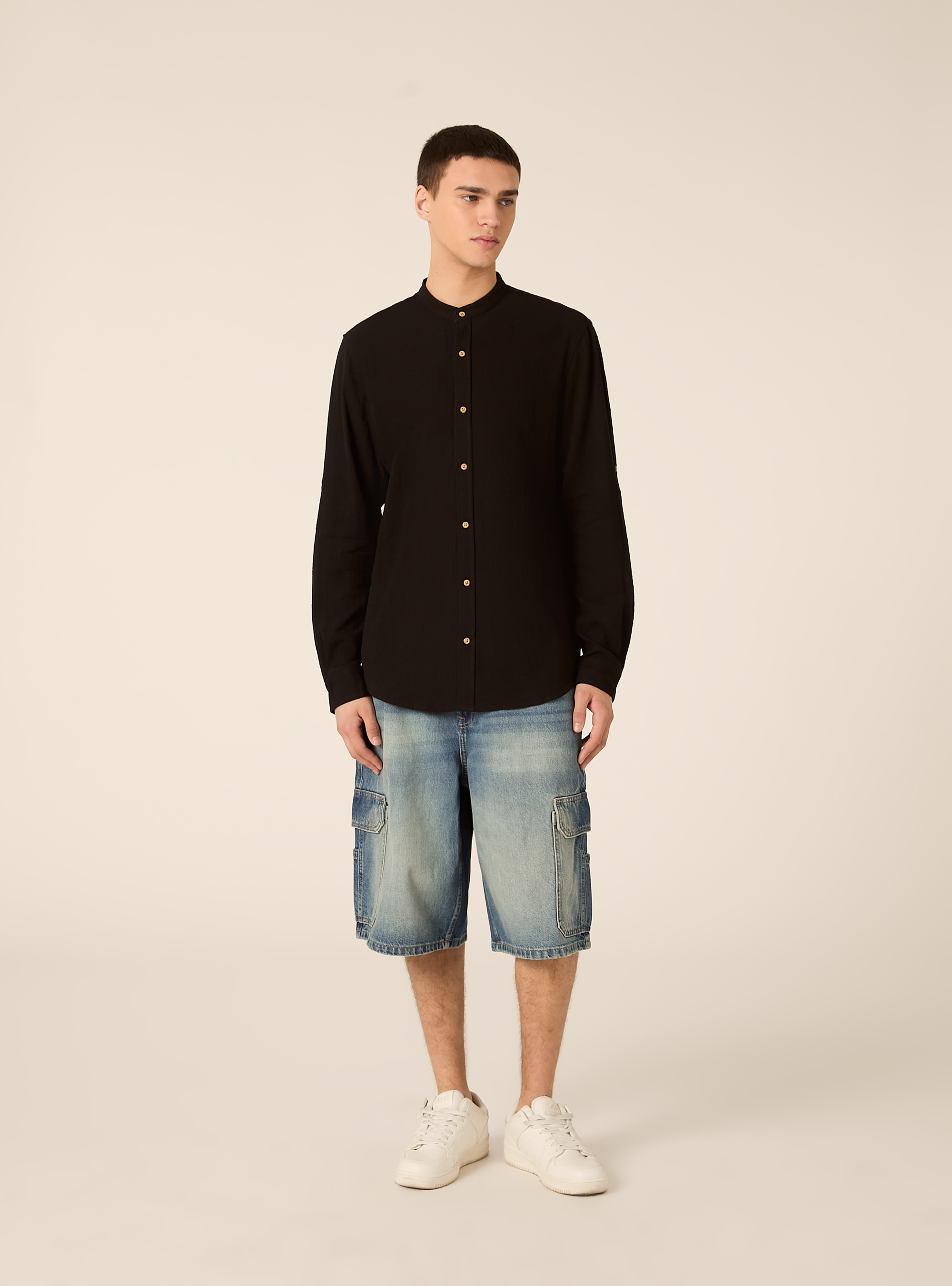 Camicia in misto lino con collo alla coreana, NERO