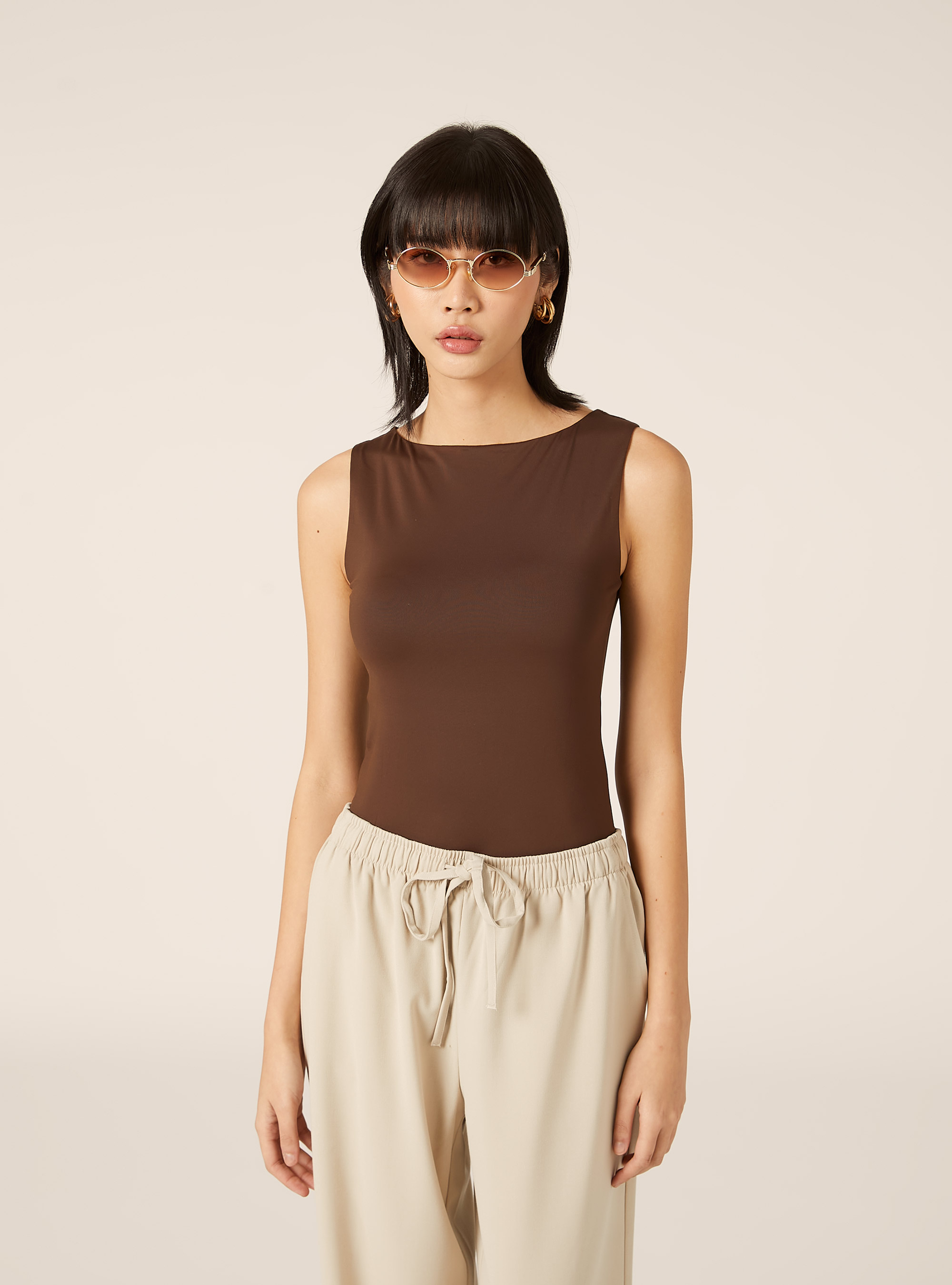 Body con cuello halter el&aacute;stico, BR2 BROWN MEDIUM