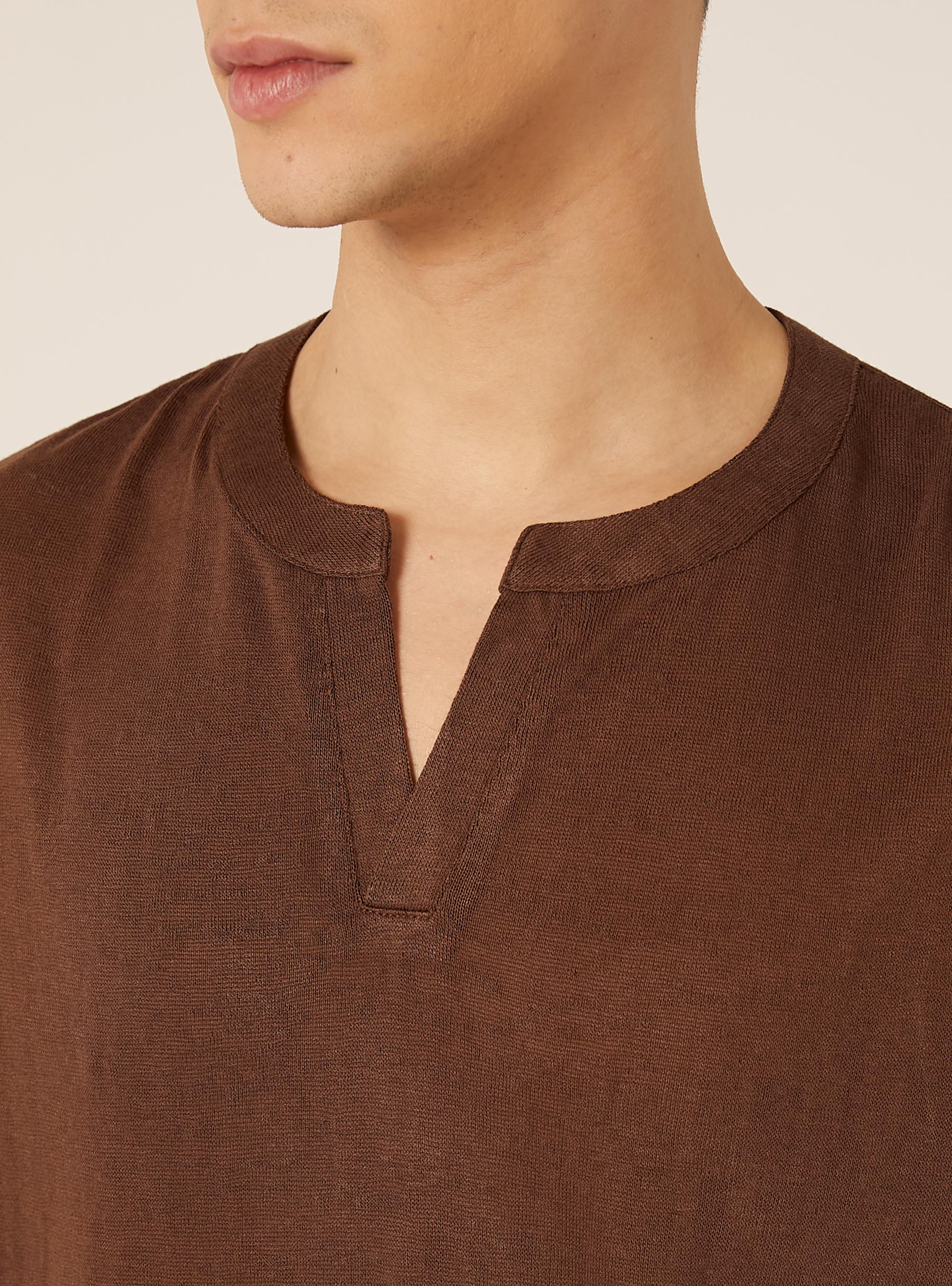 T-Shirt mit Notch-Neck-Ausschnitt und Relief-Textur, BR1 BROWN DARK