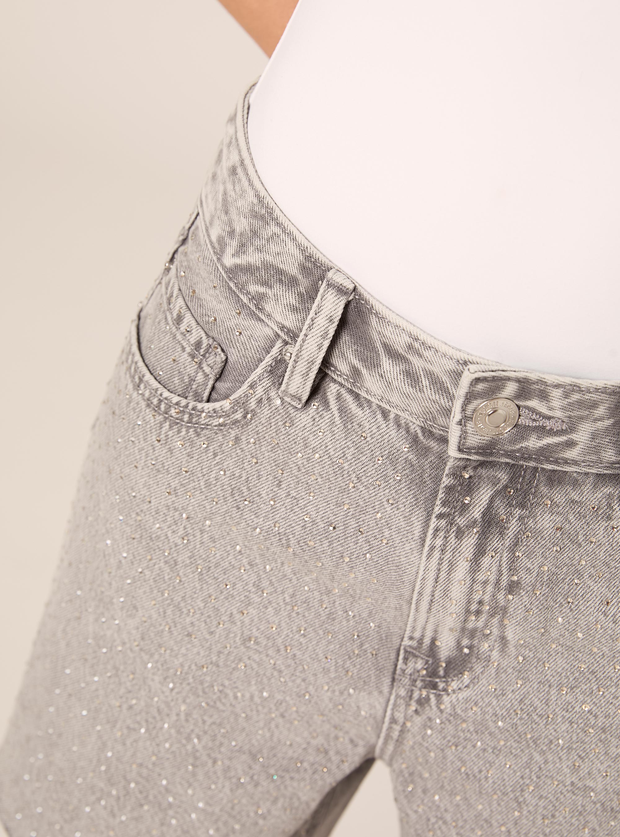 Shorts Vaqueros Longline con Estr&aacute;s, D00G GREY