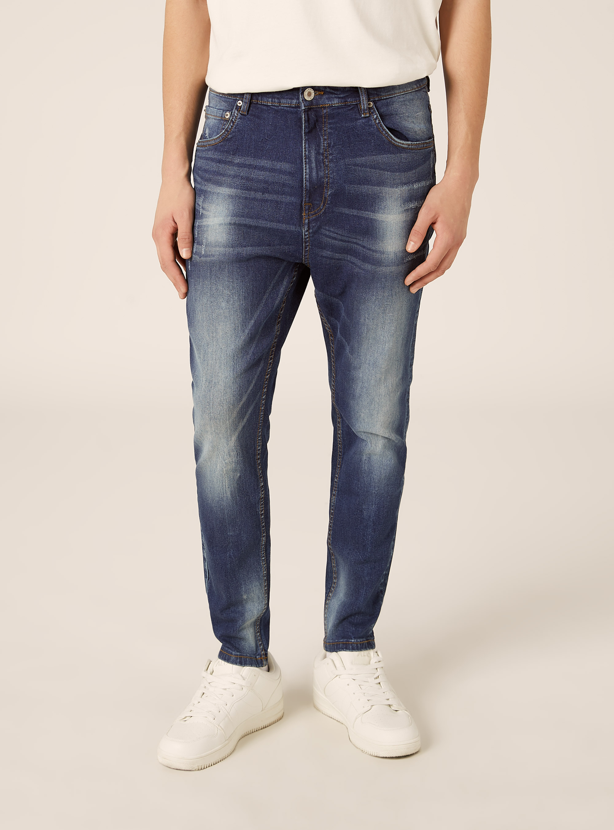 Jeans mit Karottenform aus Stretch-Denim, D002 MEDIUM DARK BLUE