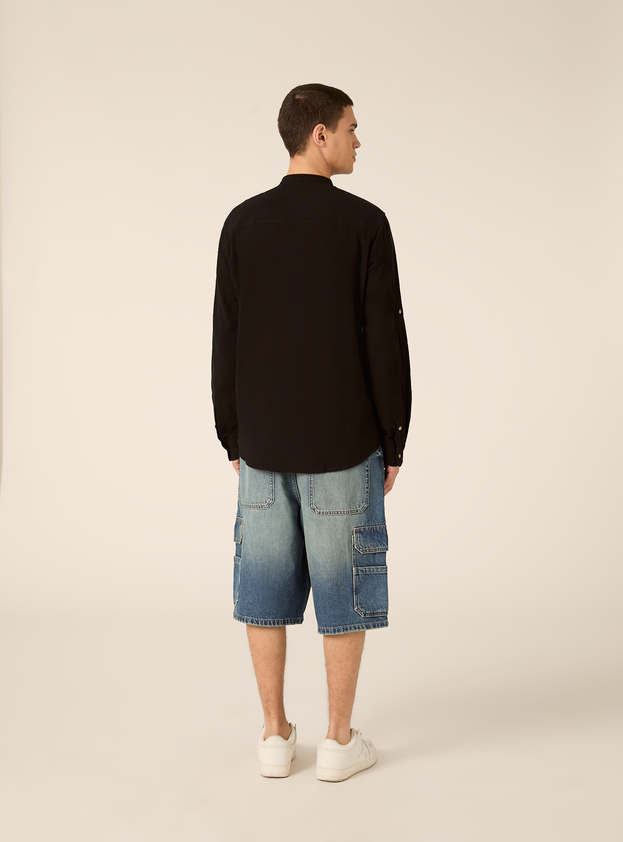 Camicia in misto lino con collo alla coreana, NERO
