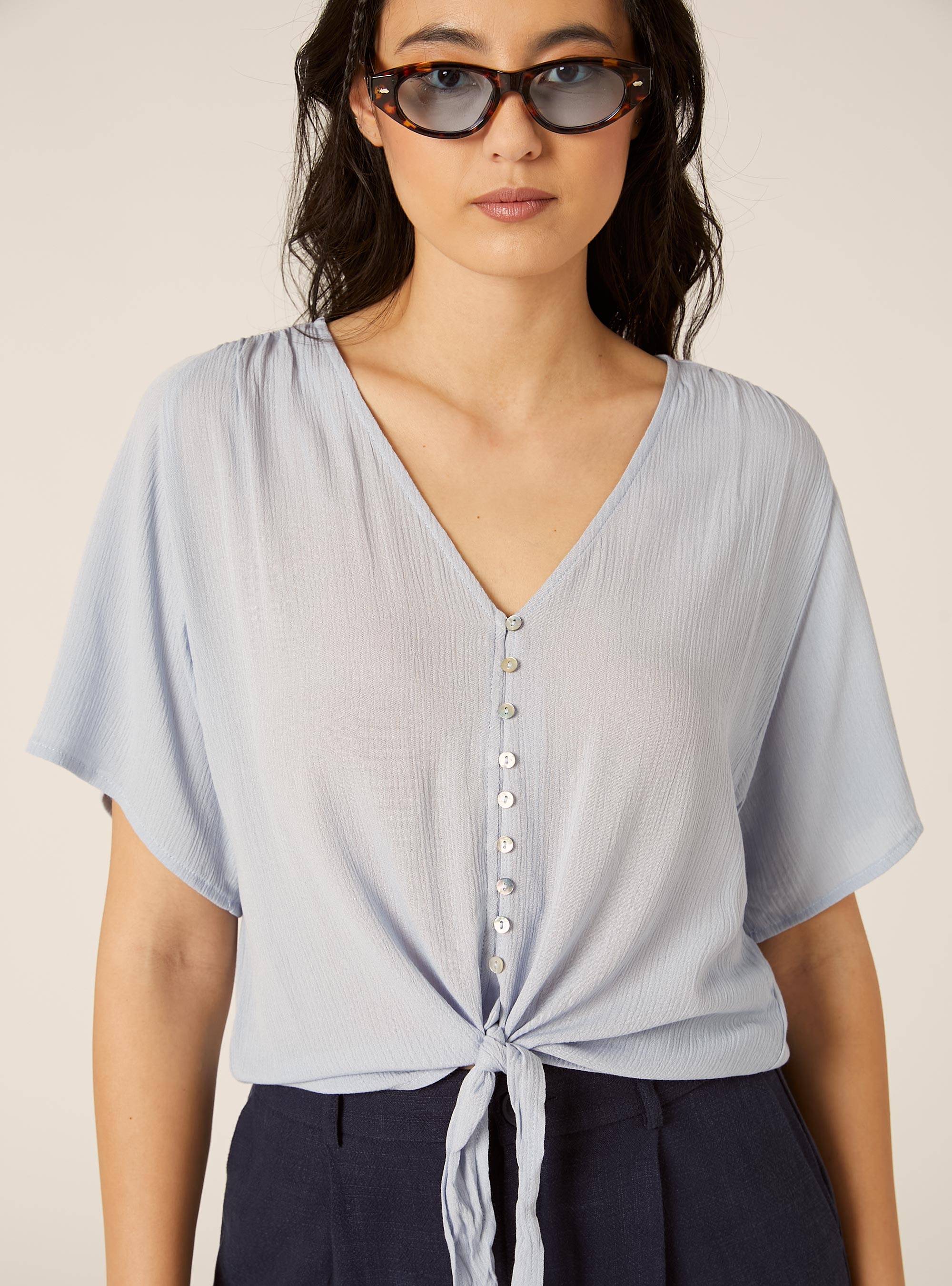 Camicia scollo a v tinta unita e nodo in vita, AZZURRO CHIARO