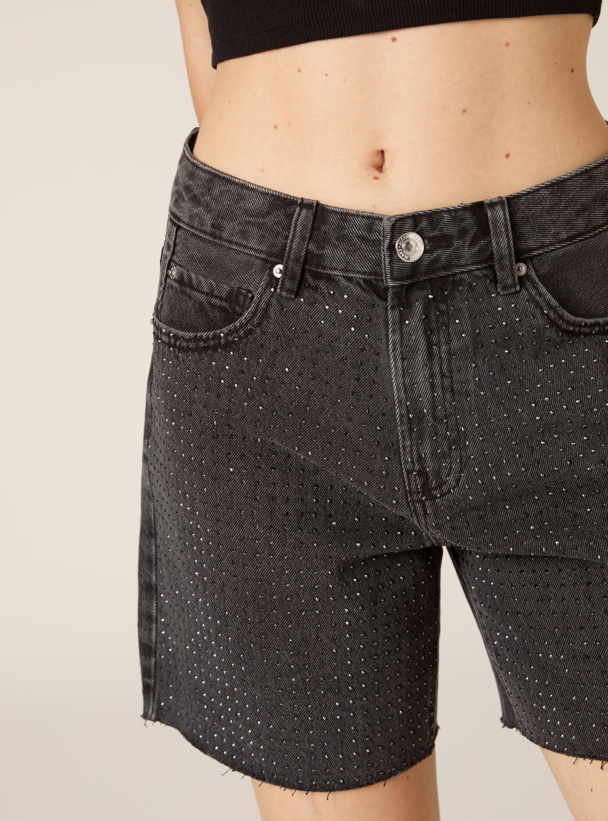 Pantal&oacute;n corto vaquero de talle largo con strass, D000 BLACK