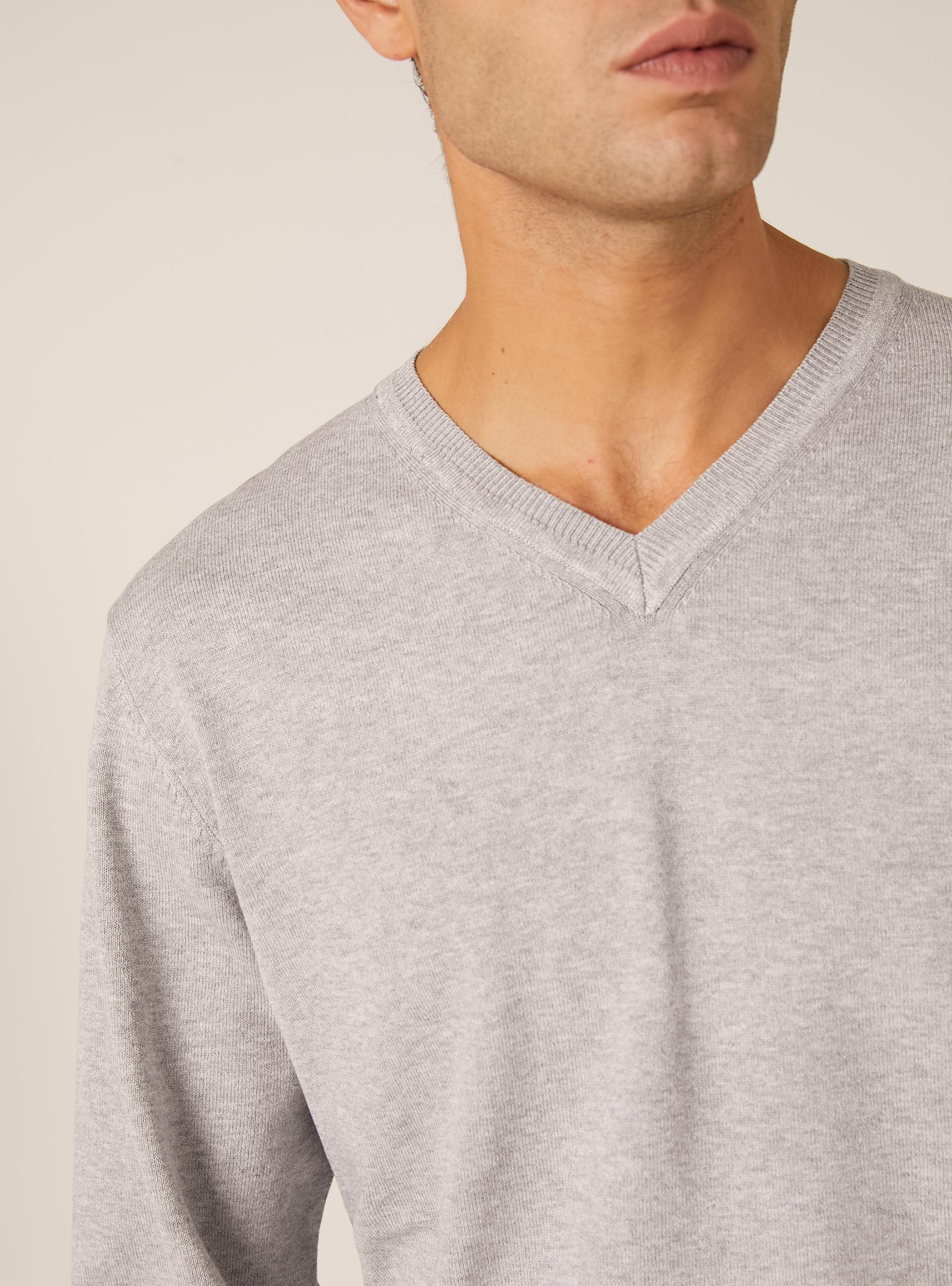 Pull &agrave; col en V en viscose Ecovero, MGY2 GREY MEL MEDIUM