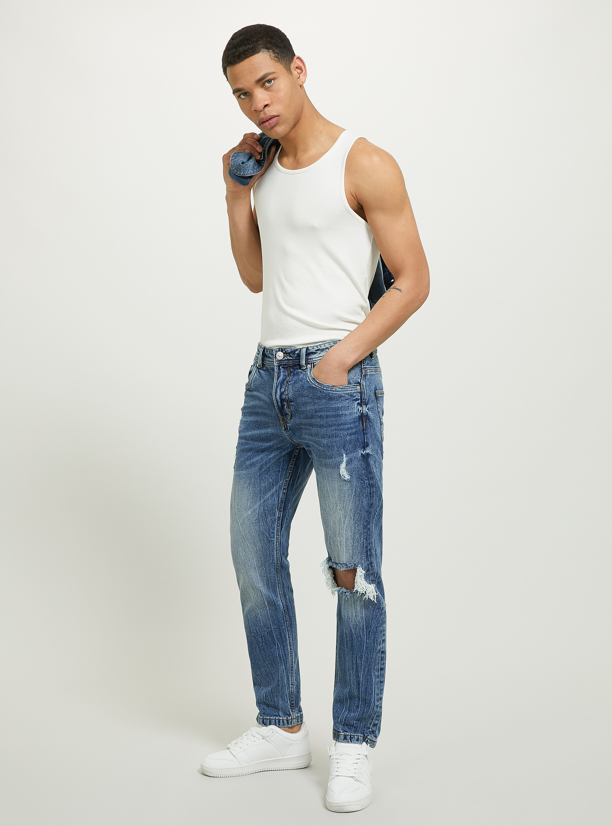 Jean slim en denim stretch avec d&eacute;chirures, D002 MEDIUM DARK BLUE