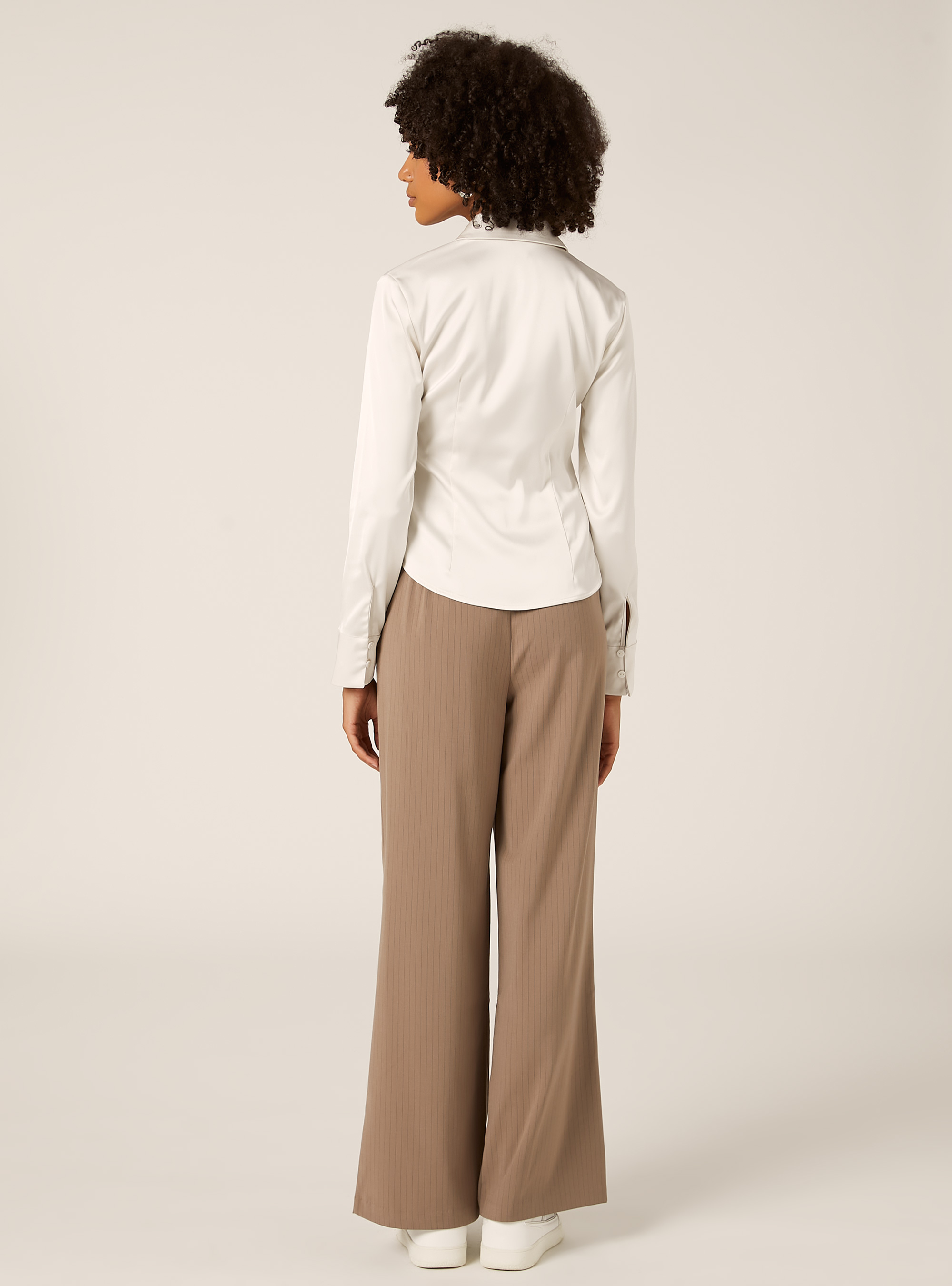Chemise ajust&eacute;e en satin, WH1 OFF WHITE