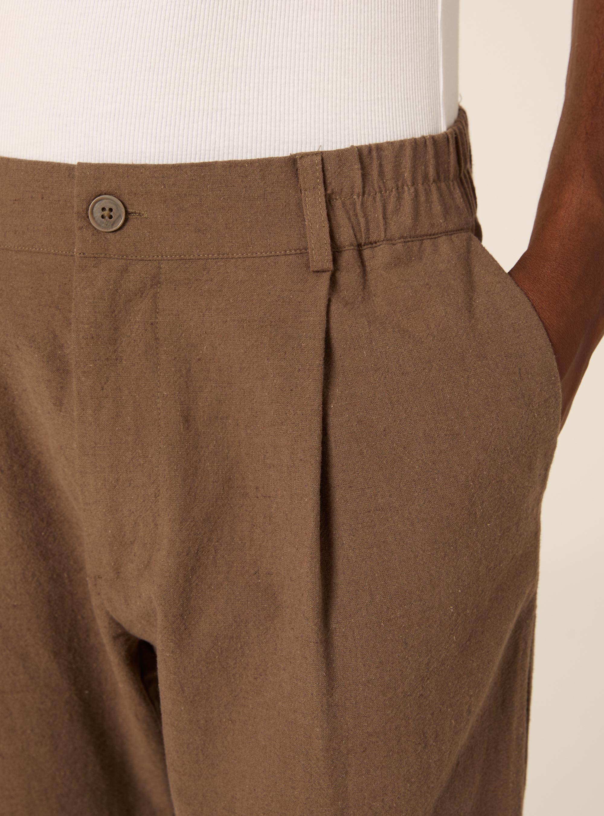 Pantalones Cropped Slim Fit con Pinzas, MBR2 BROWN MEL MED
