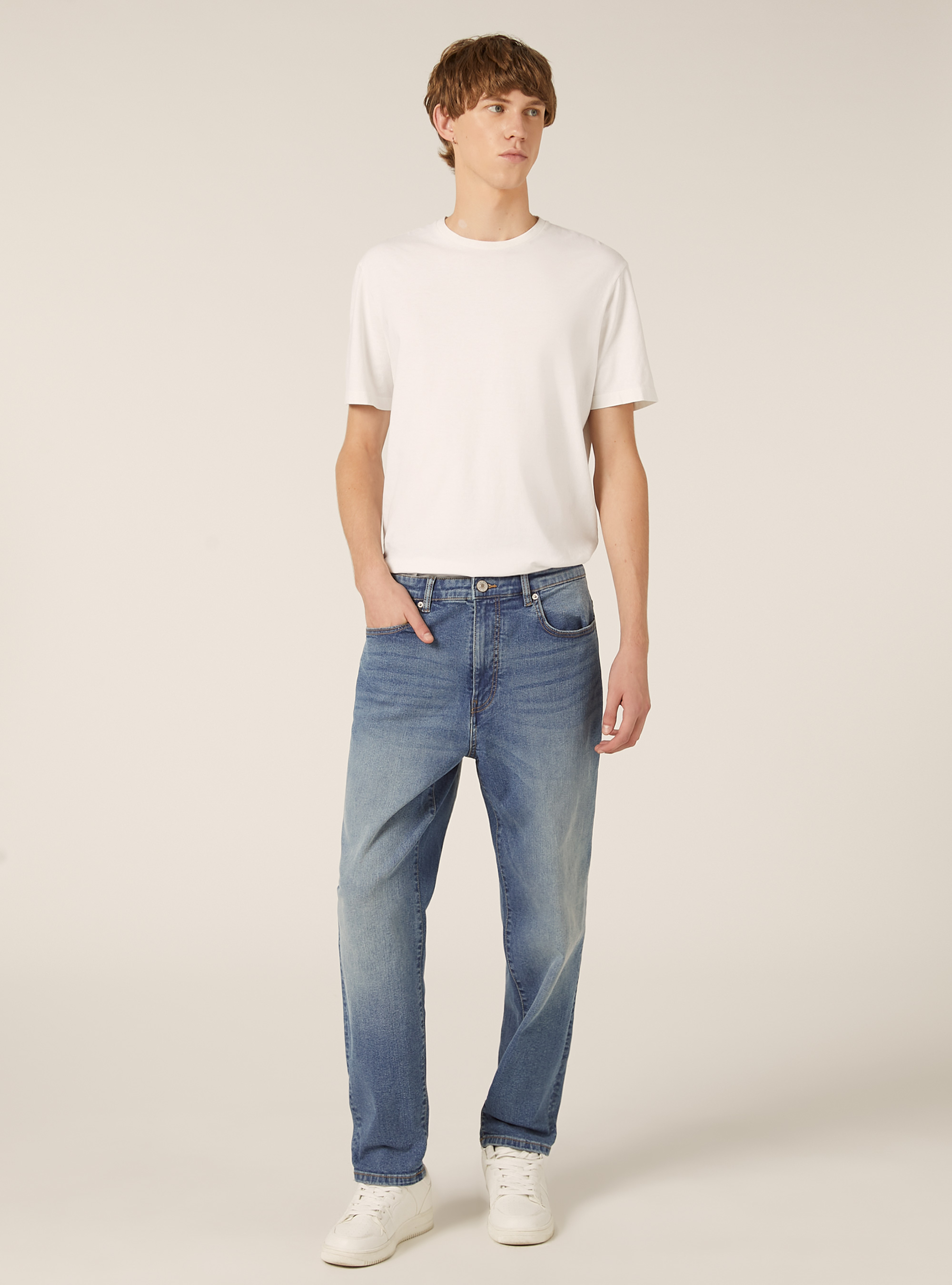 Jeans coupe d&eacute;contract&eacute;e, D004 MEDIUM LIGHT BLUE