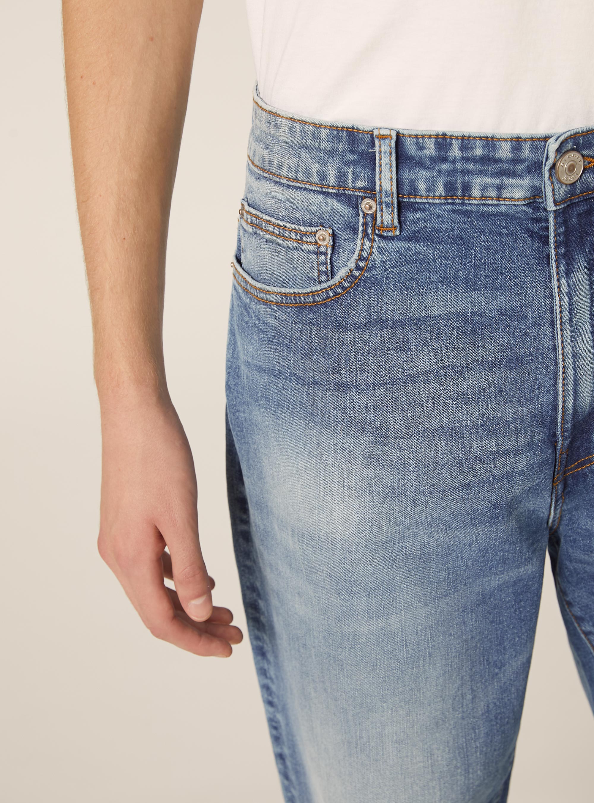 Jeans coupe d&eacute;contract&eacute;e, D003 MEDIUM BLUE