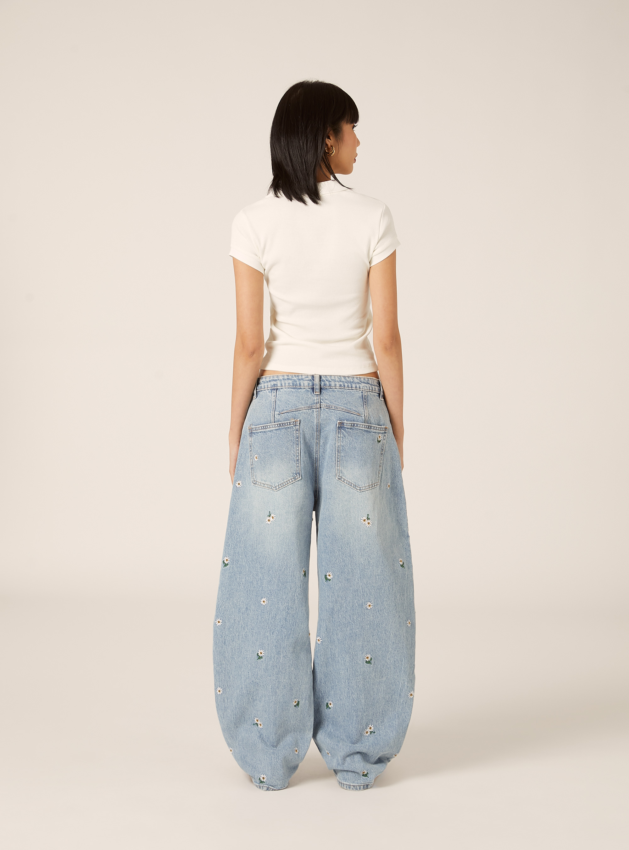 Vaqueros de corte globo con bordados, D006 AZURE