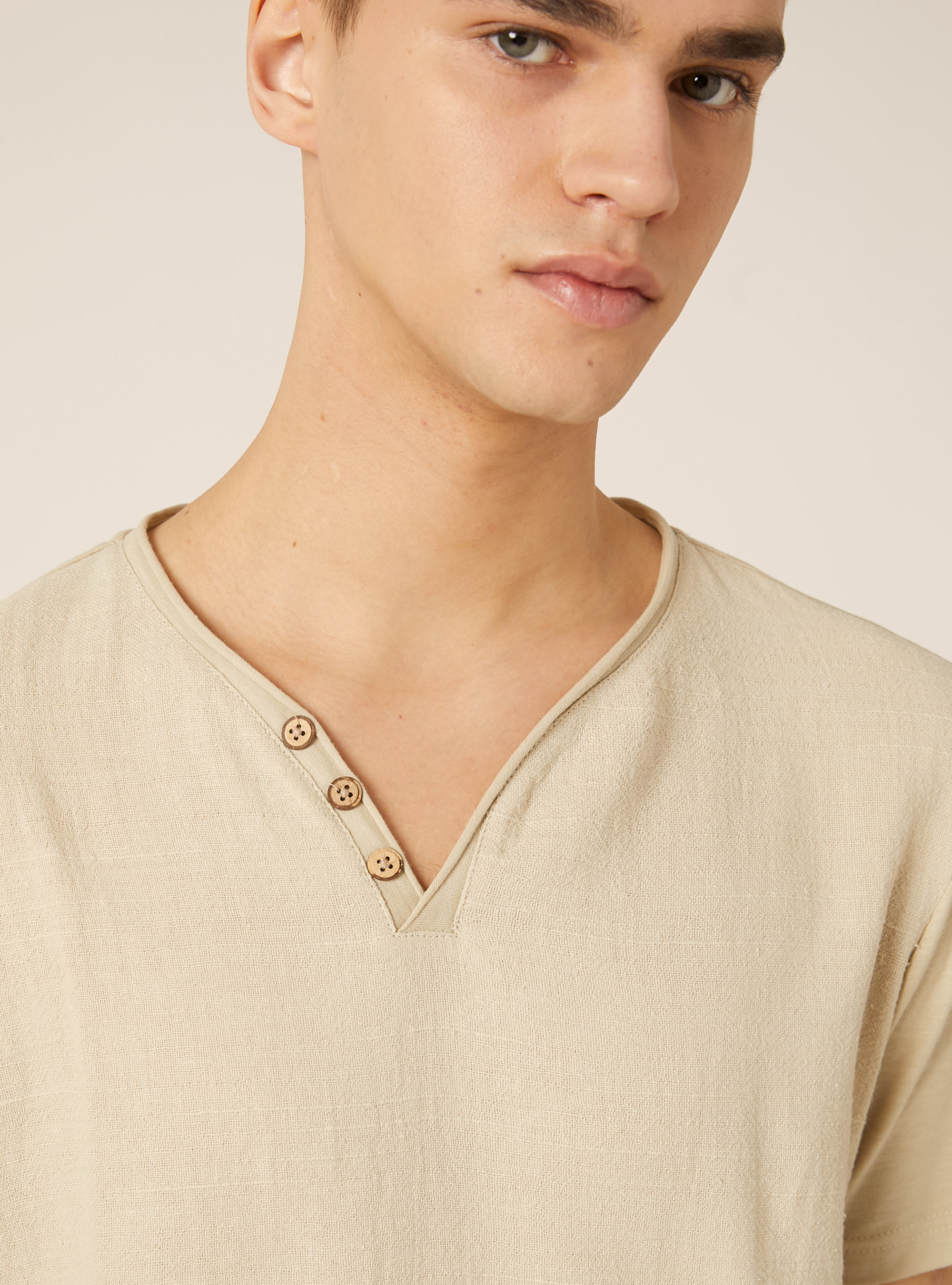 Maglietta in misto lino con scollo a V, BEIGE CHIARO