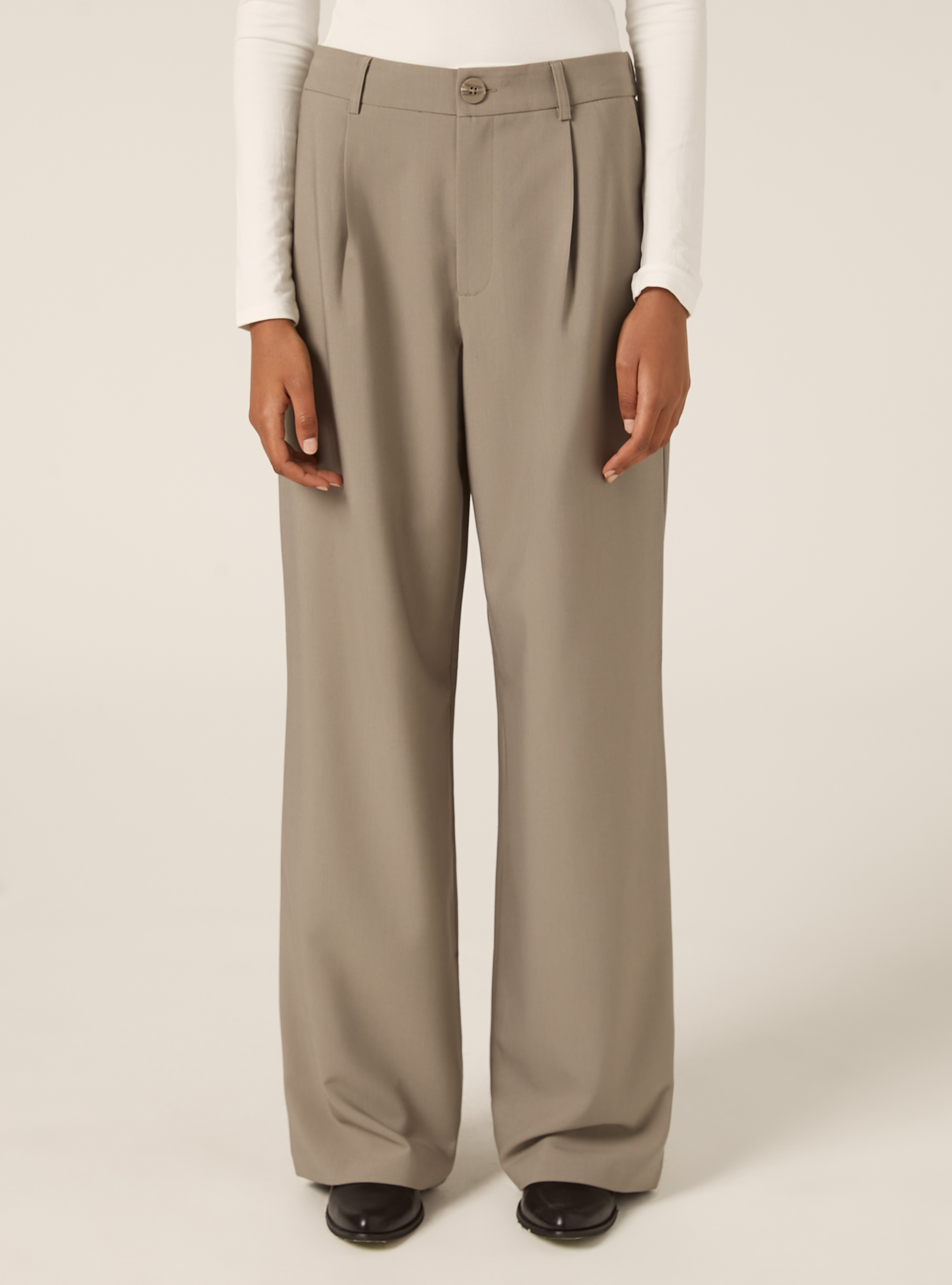 Pantalon ajust&eacute; avec pinces, BG1 BEIGE DARK