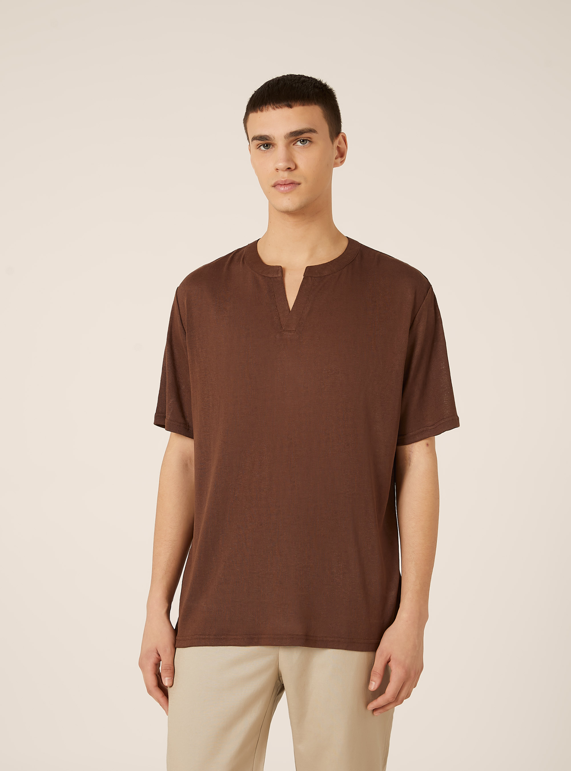 T-Shirt mit Notch-Neck-Ausschnitt und Relief-Textur, BR1 BROWN DARK