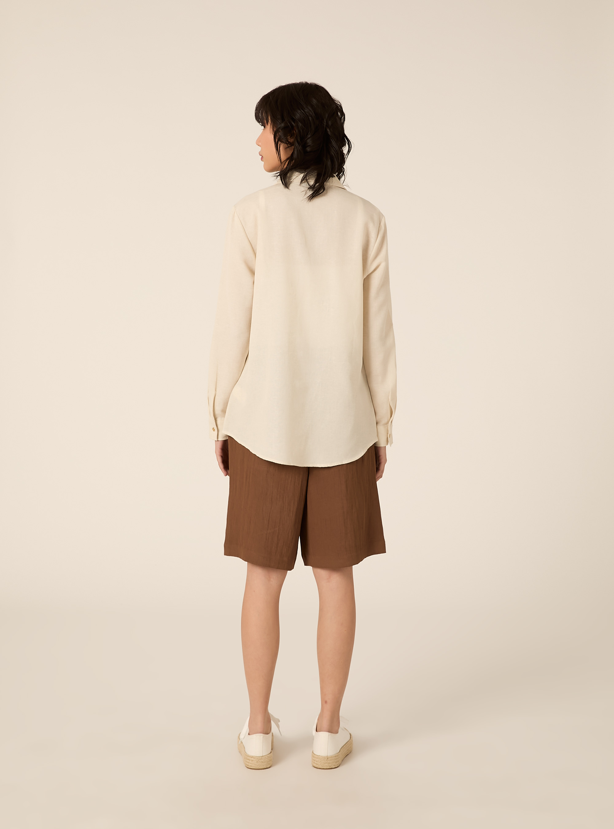 Hemd aus Leinenmischgewebe mit V-Ausschnitt, CR2 CREAM MEDIUM