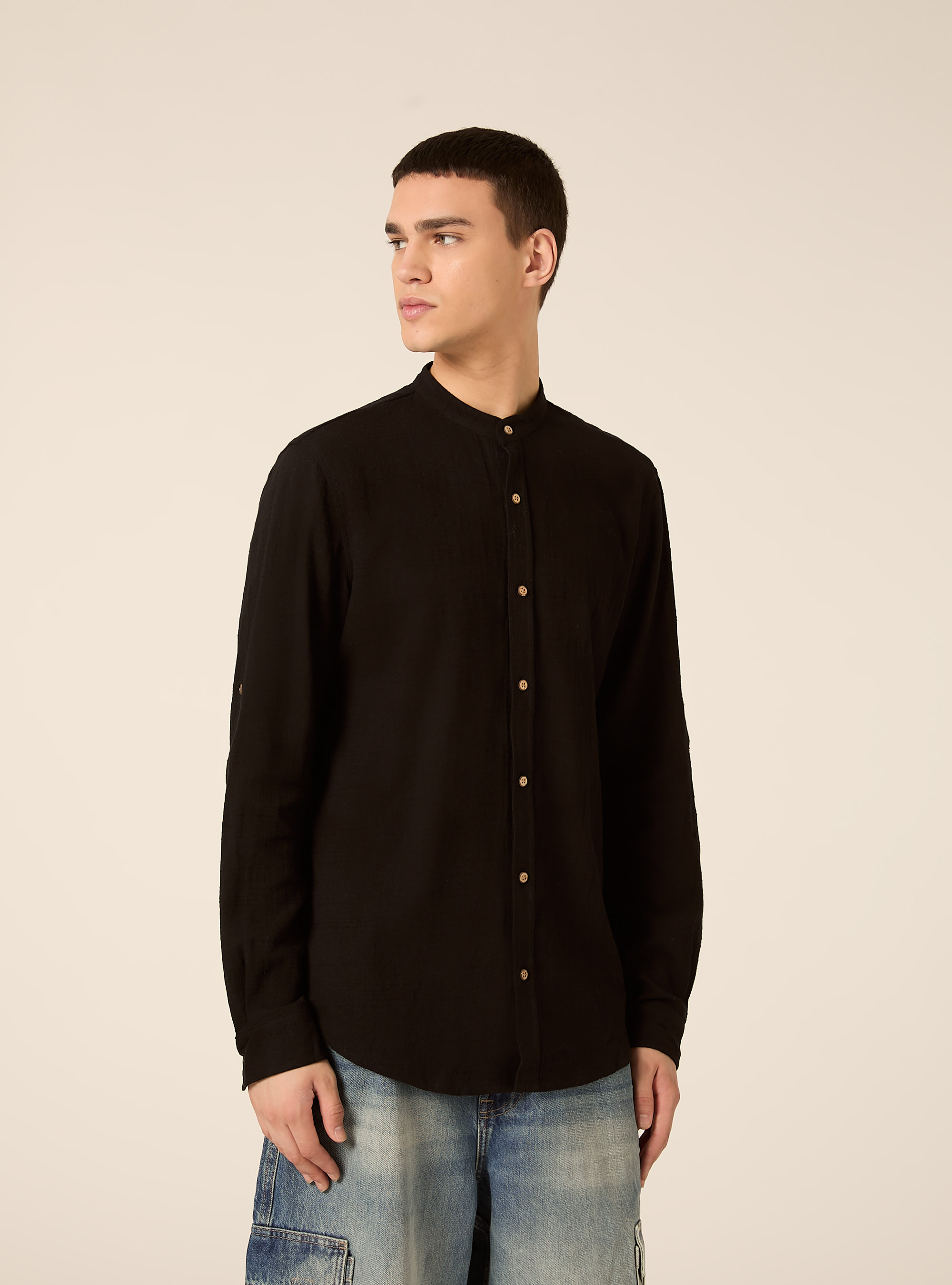 Camicia in misto lino con collo alla coreana, NERO