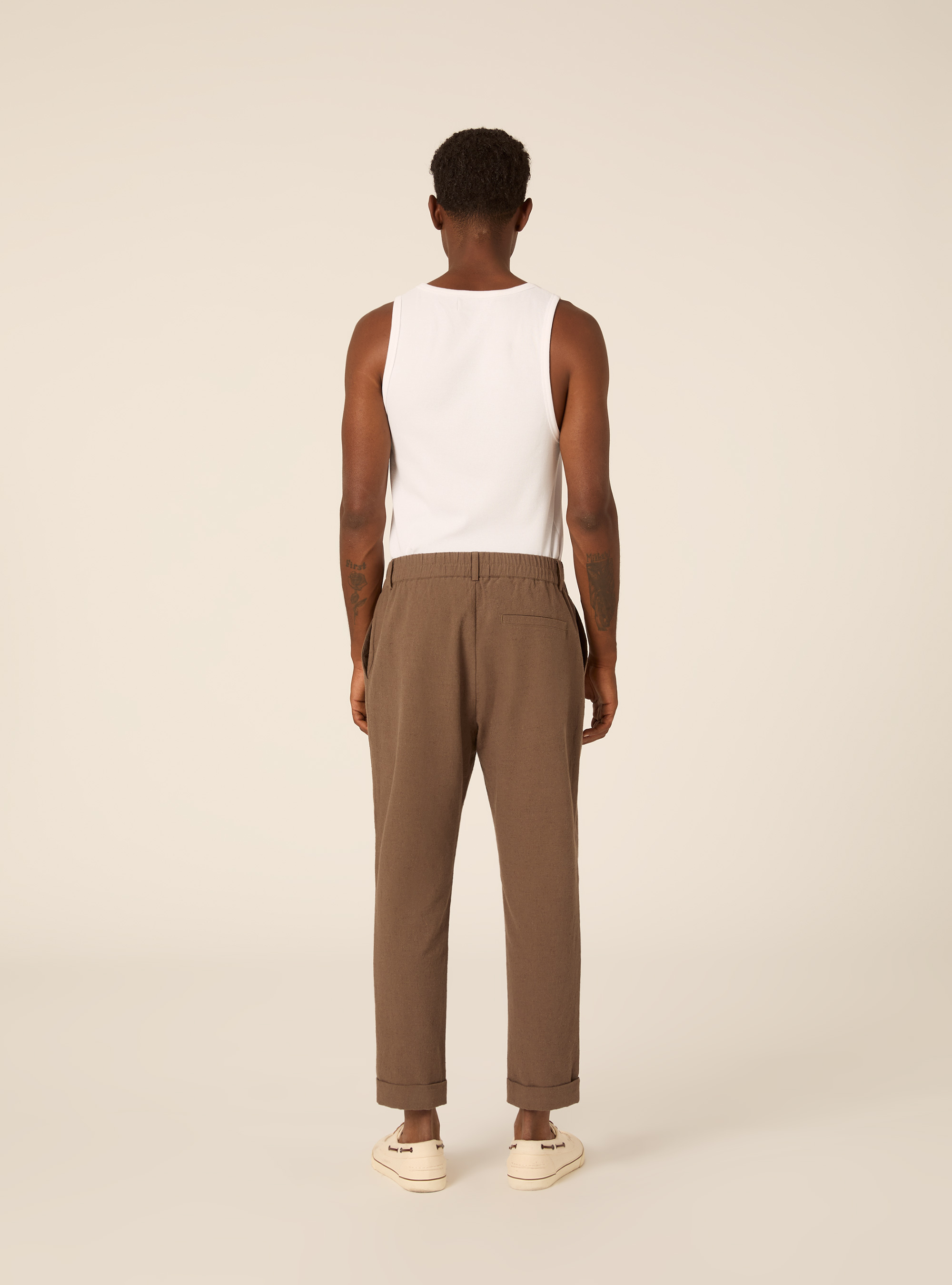 Pantalones Cropped Slim Fit con Pinzas, MBR2 BROWN MEL MED