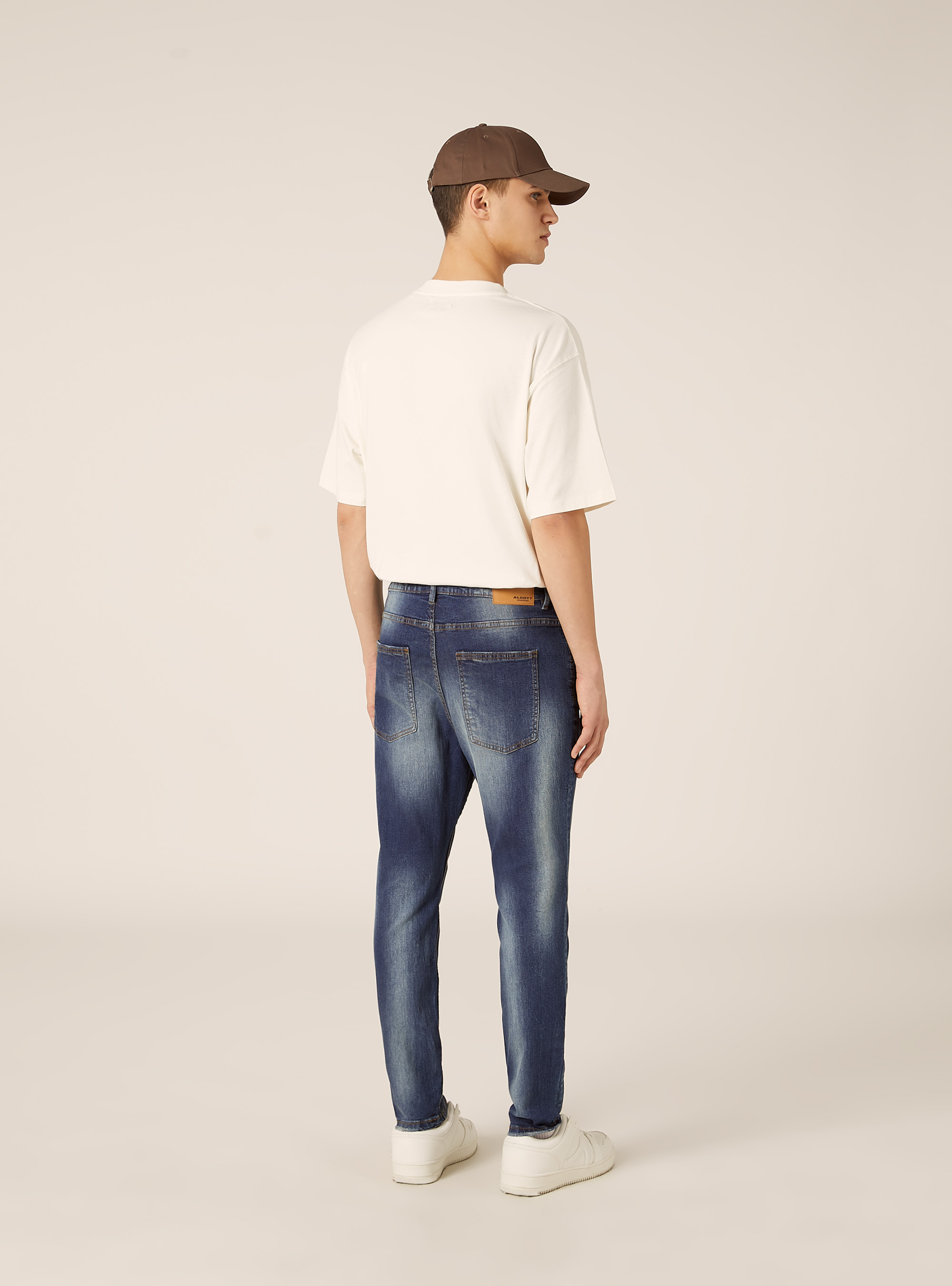 Jeans mit Karottenform aus Stretch-Denim, D002 MEDIUM DARK BLUE